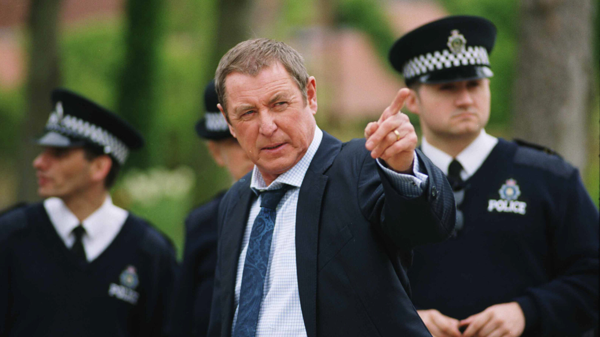 "Inspector Barnaby - Blut ist dicker...": Inspector Barnaby (John Nettles) steht vor seinen Mitarbeitern und zeigt mit dem Finger in eine Richtung.