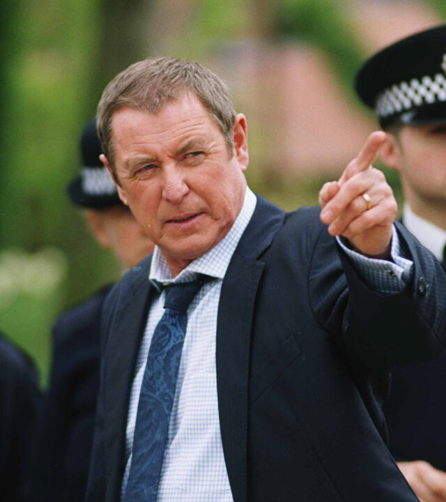 "Inspector Barnaby - Blut ist dicker...": Inspector Barnaby (John Nettles) steht vor seinen Mitarbeitern und zeigt mit dem Finger in eine Richtung.