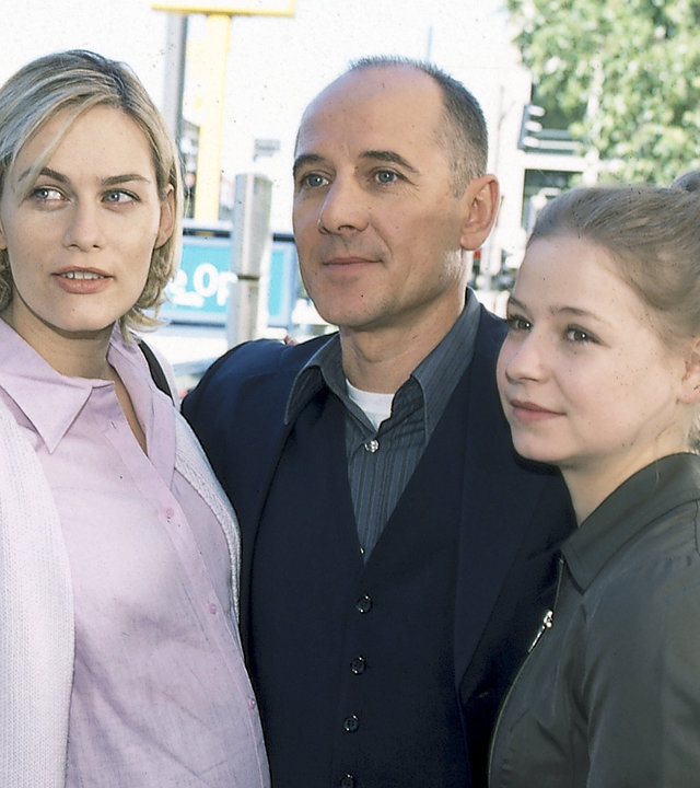 "Der letzte Zeuge - Manche, sagt man, sind verdammt": Dr. Judith Sommer (Gesine Cukrowski) und Tochter Anna (Theresa Scholze) stehen glücklich neben Robert (Ulrich Mühe).