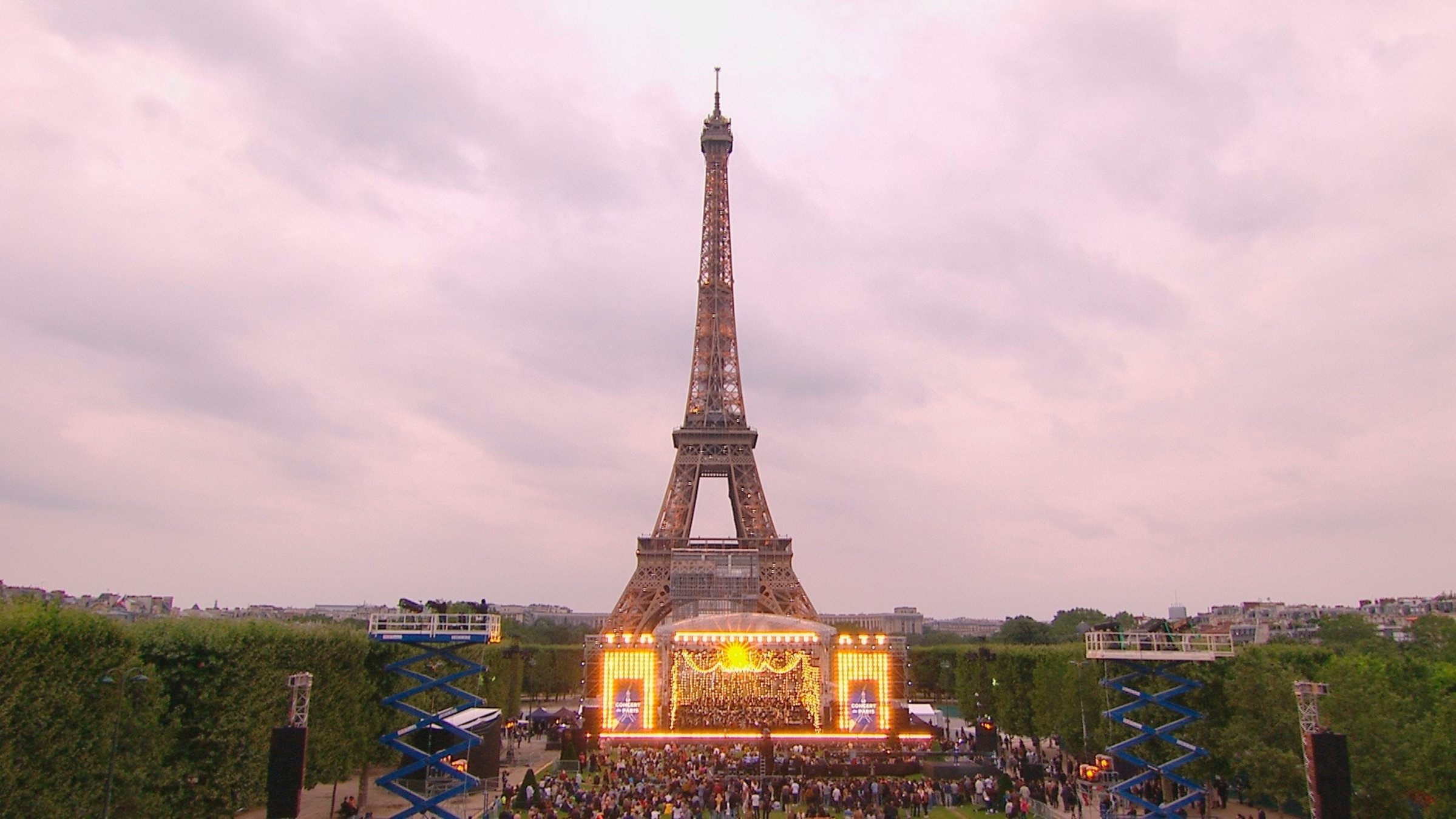 "Le Concert de Paris 2022": Blick auf die Bühne am Eiffelturm in Paris.
