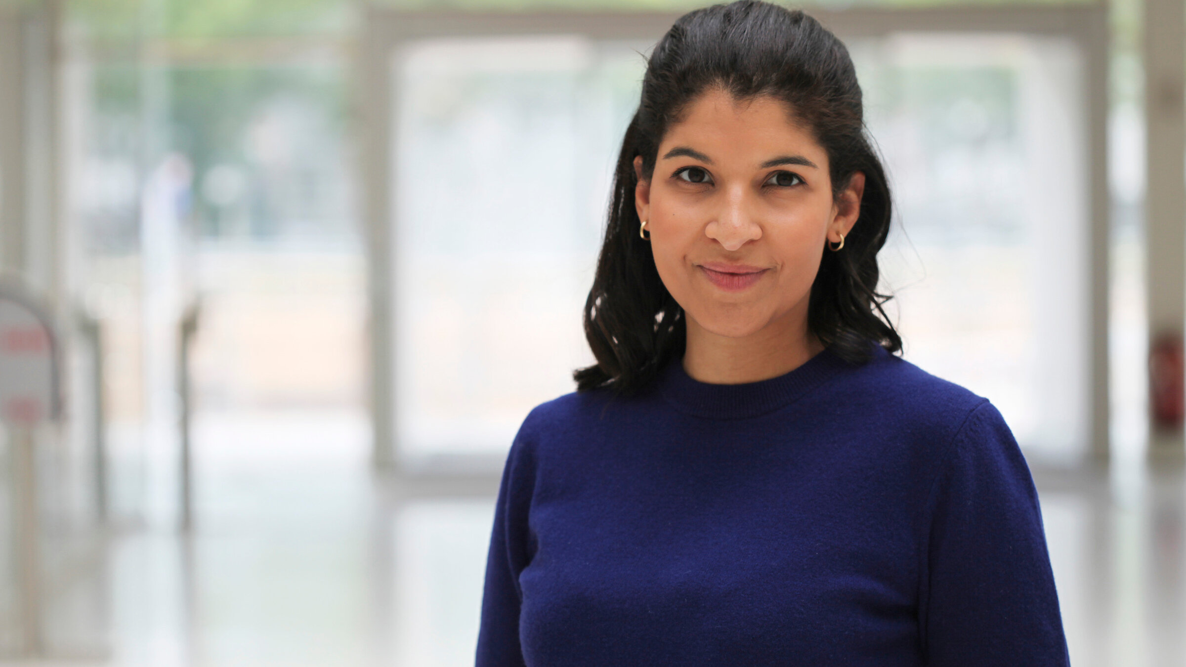 "Y-History: Arbeit 4.0 – Macht KI meinen Job kaputt?": Y-History-Reporterin Julia Freistedt erlebt mit Ärzten, Forscherinnen und Kreativen, was KI kann - und was sie möglicherweise besser kann als wir. Und sie begibt sich auf eine Reise durch mehr als 100 Jahre Industrie- und Sozialgeschichte.