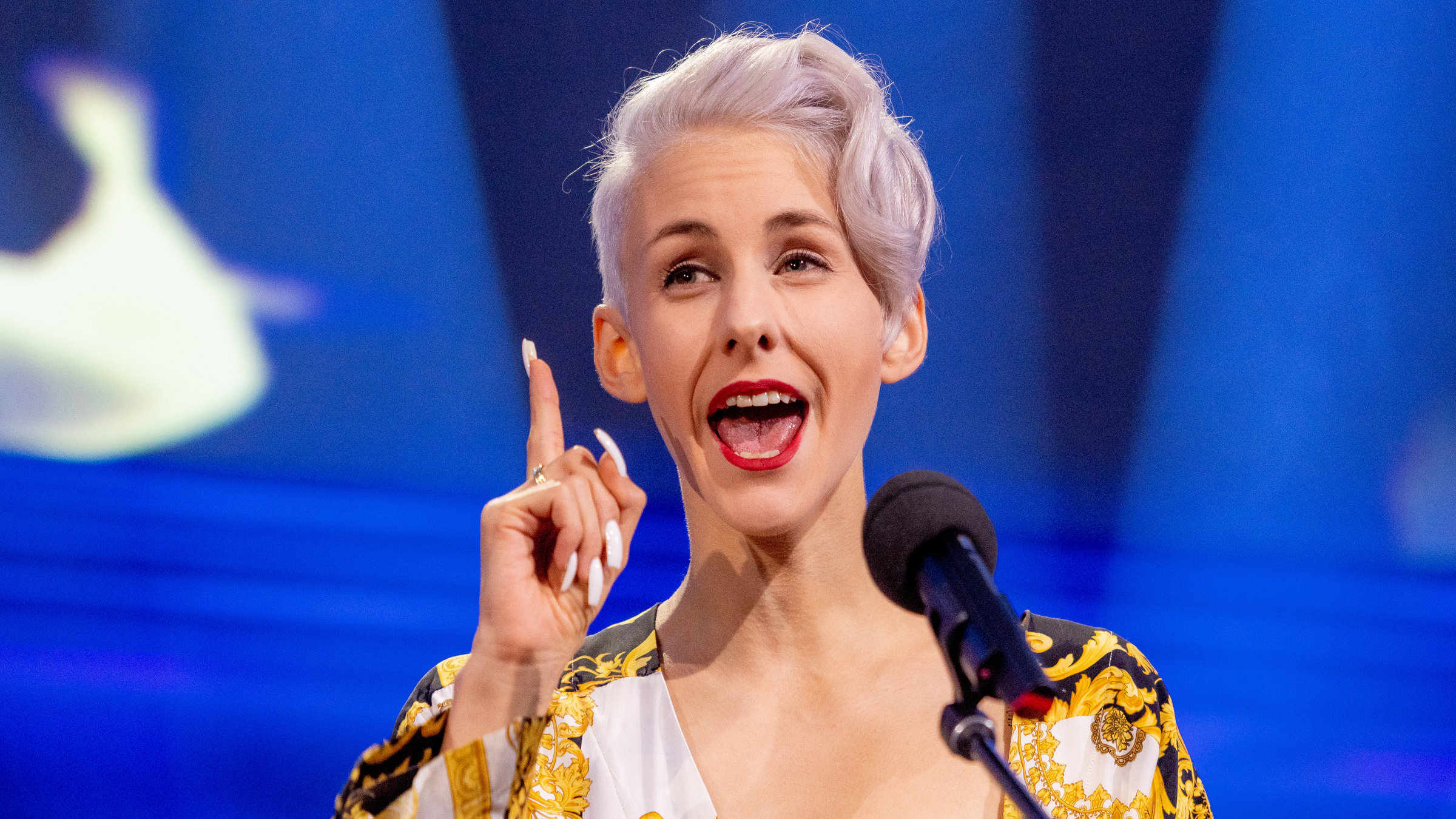 "Die Vorteile des Lasters" (3satFestival 2019): Lisa Eckhart gestikuliert auf der 3satFestival-Bühne.