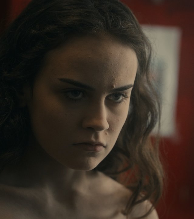 "Unseen - Doppeltes Spiel": Lily (Elisa Echevarria) steht ohne Oberteil in einem Zimmer und schaut zornig drein.