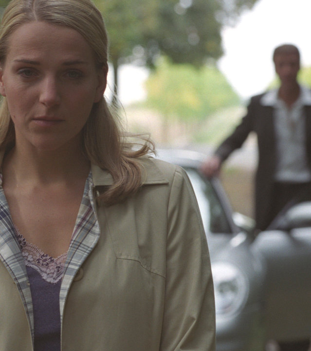 "Bianca - Wege zum Glück: Folge 4": Auf dem Waldweg: Bianca (Tanja Wedhorn) weicht Oliver (Patrick Fichte) aus. Bianca steht vorne im Bild, sie wirkt nachdenklich und traurig. Im Hintergrund verschwommen, steigt Oliver aus einem silbernen Auto.