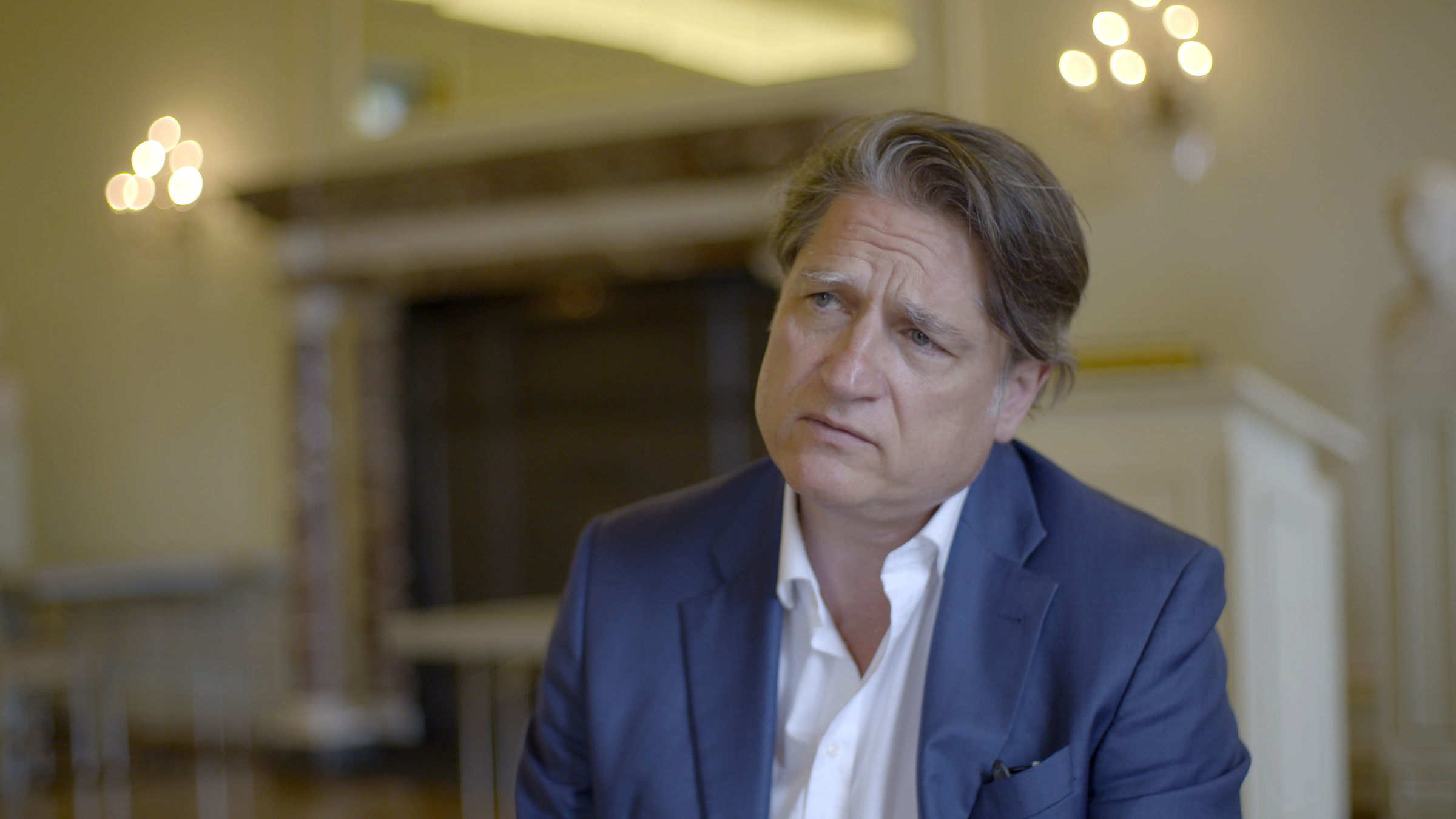 “Die Deutsche Identitätssuche - Jakob Augstein unterwegs durch eine bunte Republik”: Jakob Augstein in Großaufnahme blickt ernst in die Kamera.