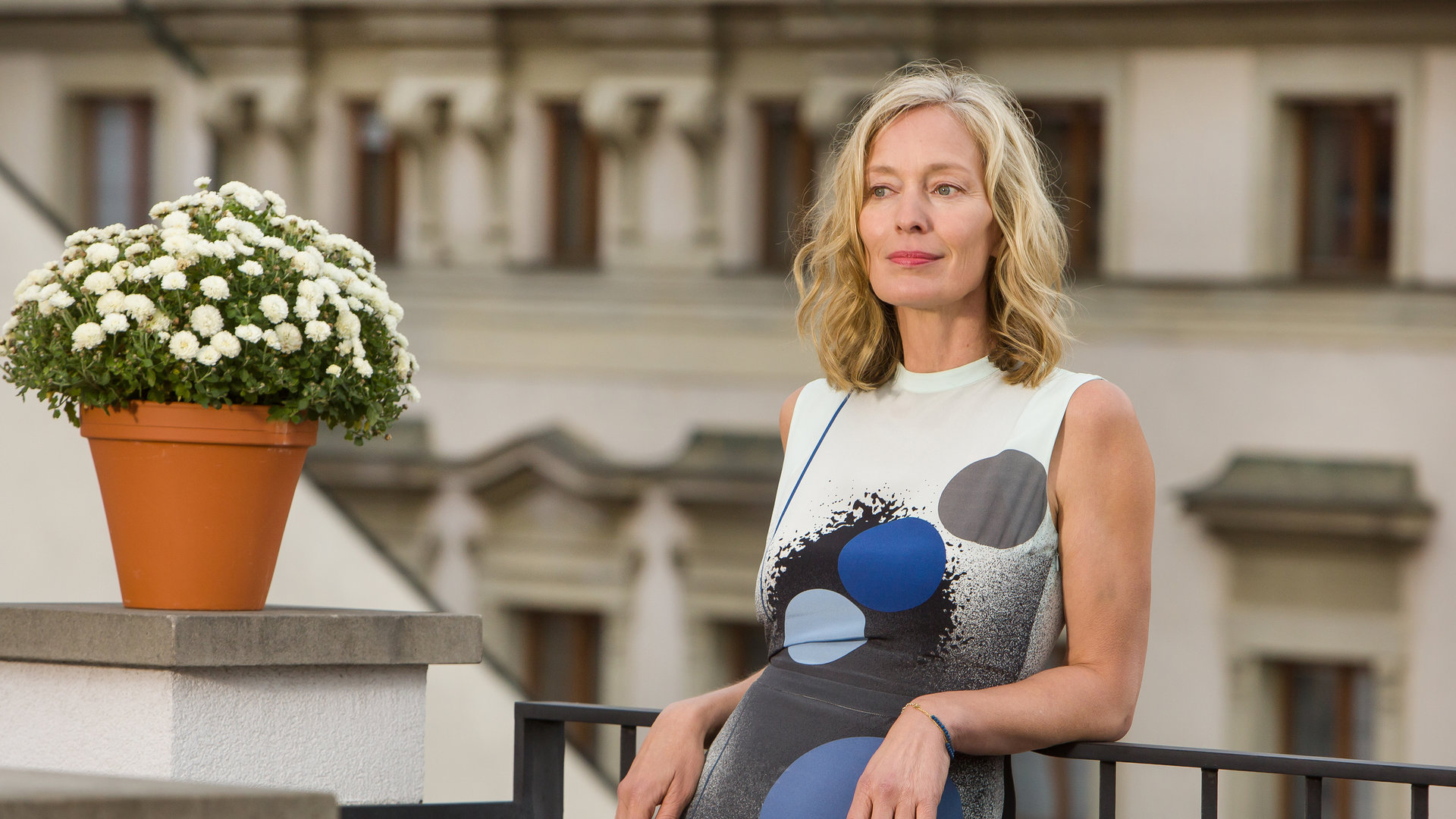 "Ein Sommer in Prag": Katrin (Katja Weitzenböck) steht auf einer Dachterrasse.