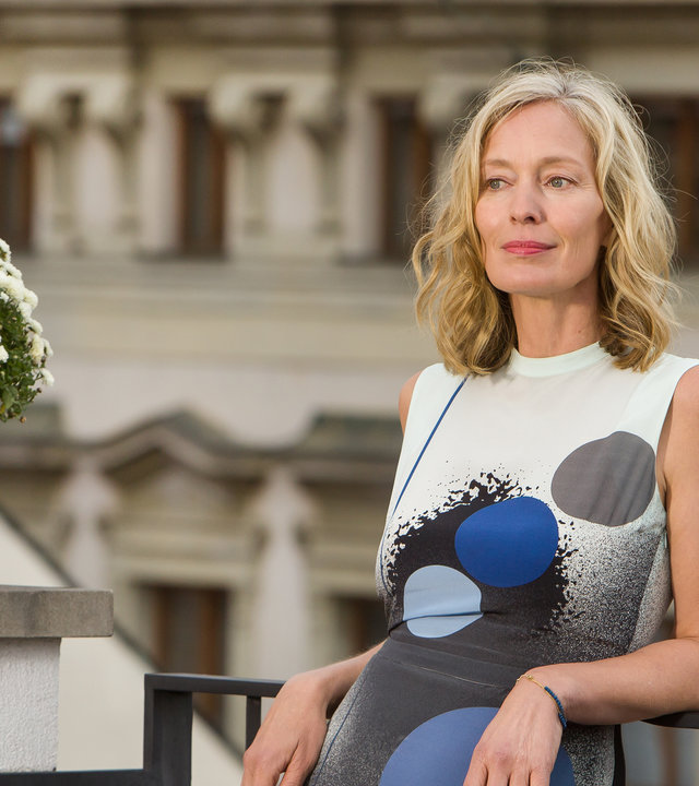 "Ein Sommer in Prag": Katrin (Katja Weitzenböck) steht auf einer Dachterrasse.