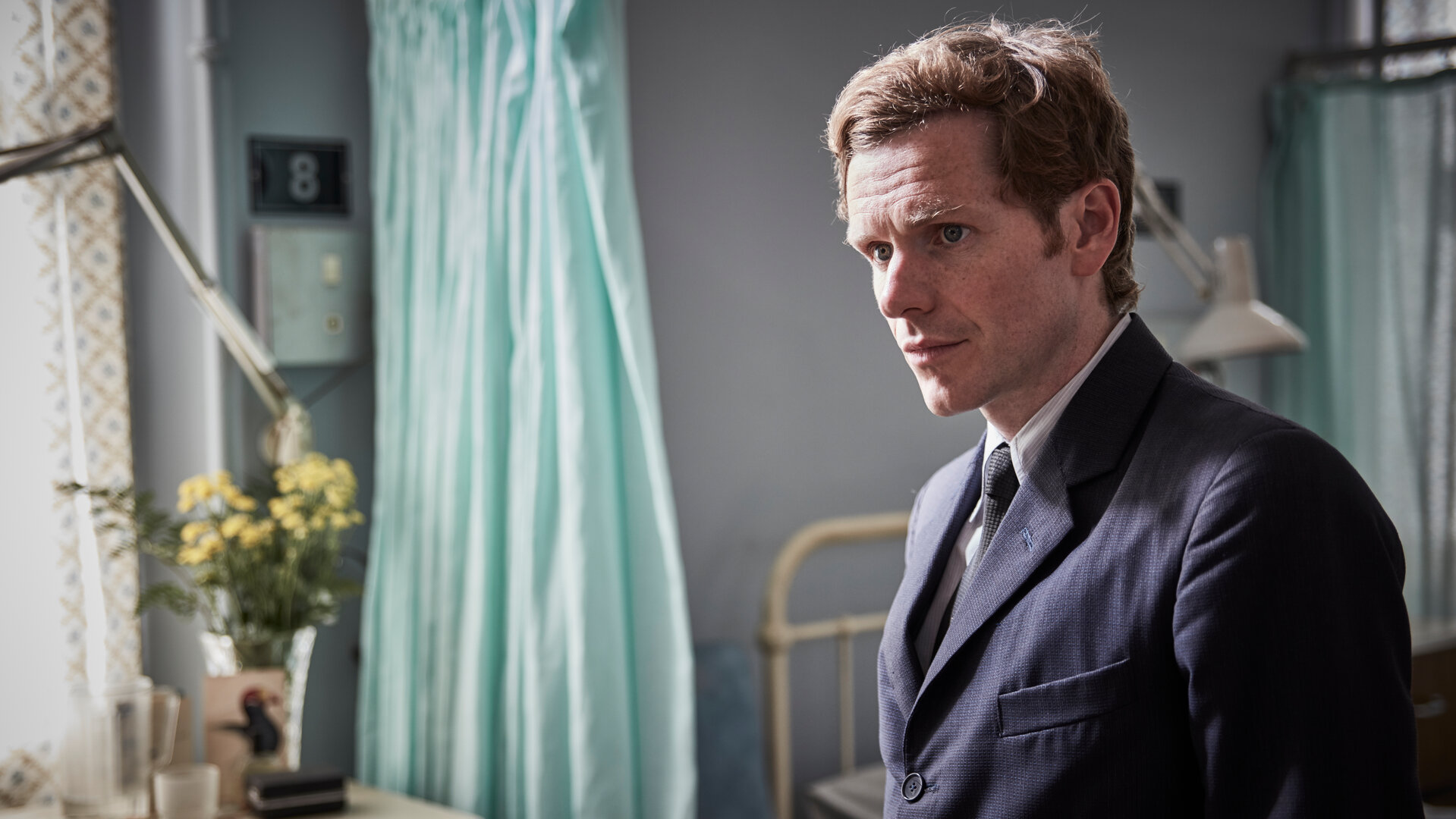 "Der junge Inspektor Morse - Bett zehn": Endeavour Morse (Shaun Evans) steht vor einem Bett auf der Krankenstation.