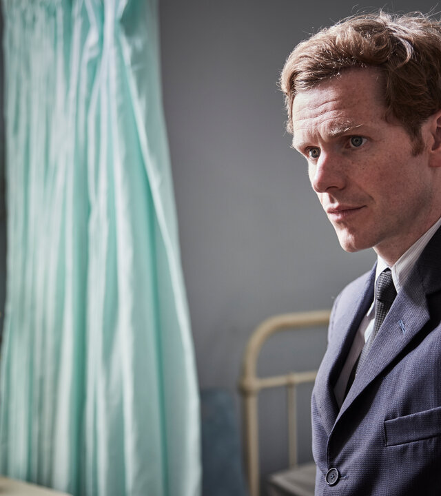 "Der junge Inspektor Morse - Bett zehn": Endeavour Morse (Shaun Evans) steht vor einem Bett auf der Krankenstation.