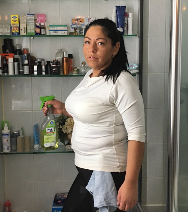 "37° Die Sauberfrauen - Putzen ist ihr Leben": Isa putzt das Bad. In der einen Hand hält sie eine Flasche mit Badreinigungsmittel.
