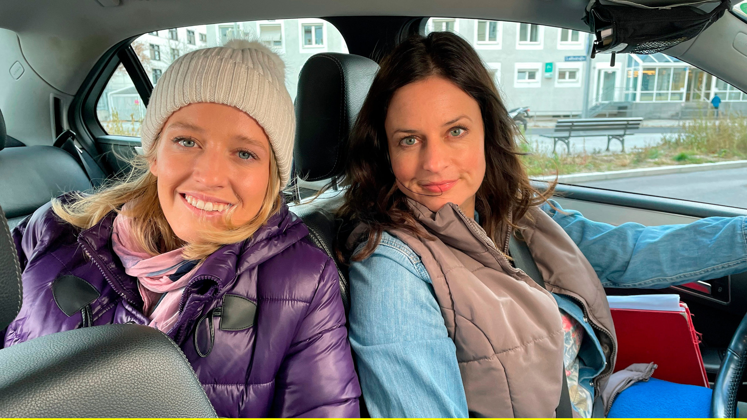 "Fraueng'schichten - Erziehung mal anders!": Taxlerin Vroni Schamböck (Angela Ascher, rechts) mit ihrer schwangeren Kundin (Susi Wiesner) im Taxi.