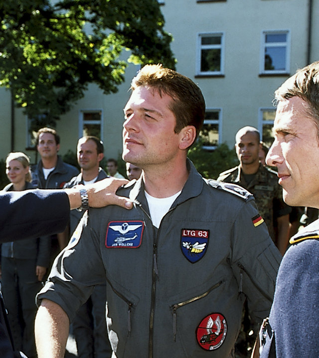 "Die Rettungsflieger - Überraschende Wendung": Dr. Kettwig (Christian Tasche) schüttelt Jan Wollcke (Oliver Hörner) die Hand. Neben ihnen steht Oberst Brandt (Andreas Brucker). Im Hintergrund weitere Soldaten.