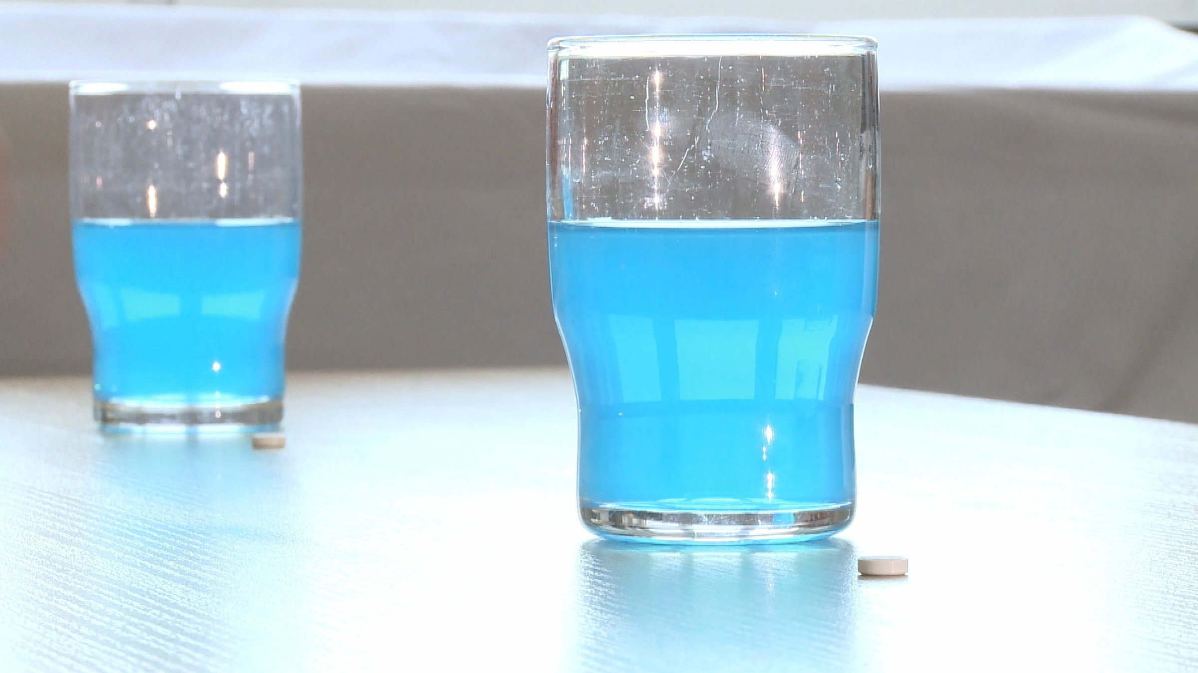 "Placebo - Der Arzt in mir": Zwei Gläser mit blauer Flüssigkeit