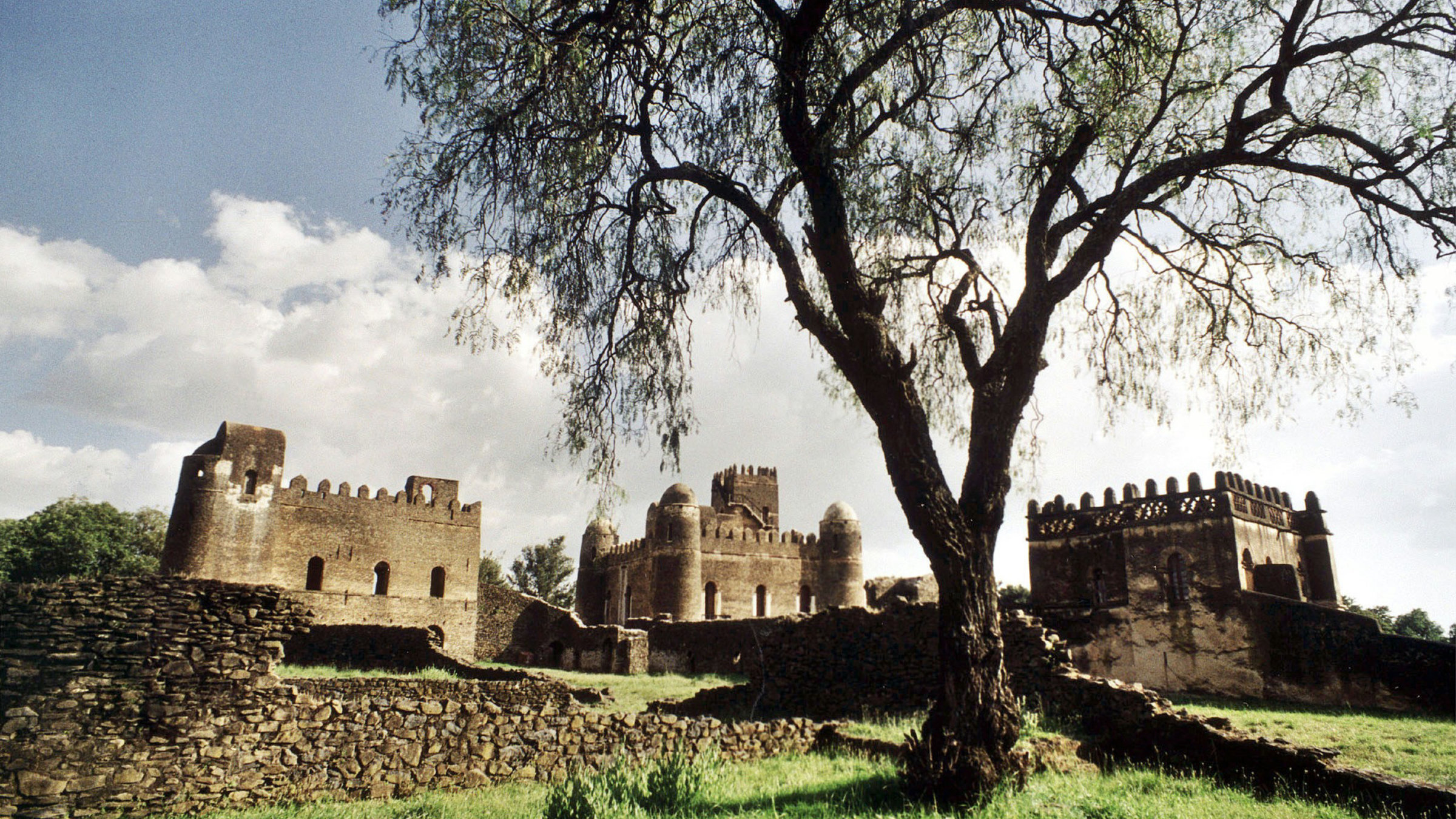 "Schätze der Welt - Erbe der Menschheit: Fasil Ghebbi, Äthiopien" - Die Schlösser des Fasilidas und des Yasu, rechts die Bibliothek des Kaiser Johannes.