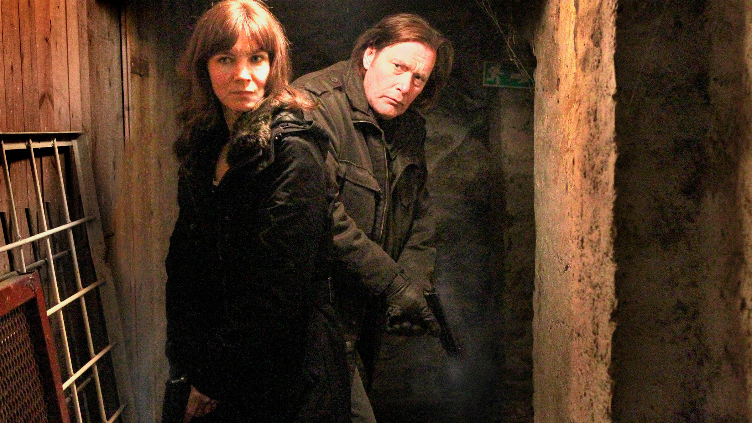 "Irene Huss, Kripo Göteborg - Teufelskreis": Irene Huss (Angela Kovács) und ihr Kollege Jonny Blom (Dag Malmberg) stürmen den Folterkeller.
