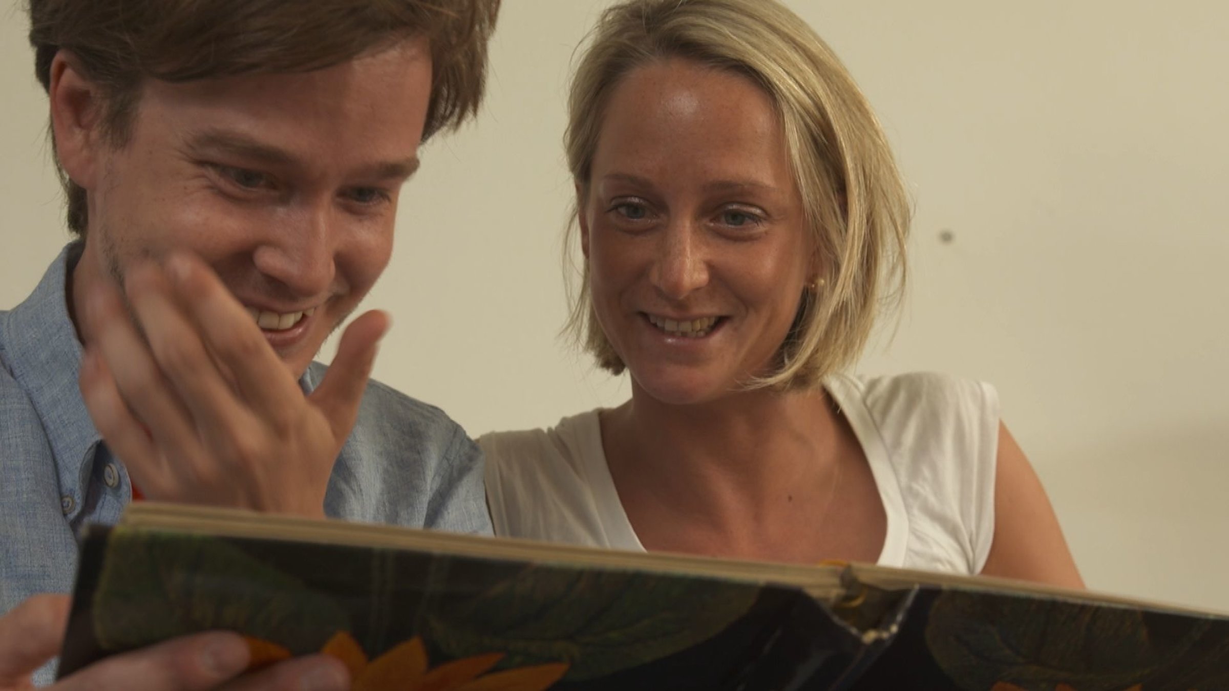 "Warum bin ich, wie ich bin - Von der Wiege zum sozialen Wesen": Michael (hier mit seiner Zwillingsschwester) - inzwischen Onkel geworden - will wissen, ob wir schon als Säuglinge eine eigene Persönlichkeit haben können. Dazu besucht er unter anderem einen Babyschwimmkurs. Nina erkundigt sich bei Entwicklungspsychologin Prof. Lieselotte Ahnert über die Anfänge der Persönlichkeitsentwicklung.