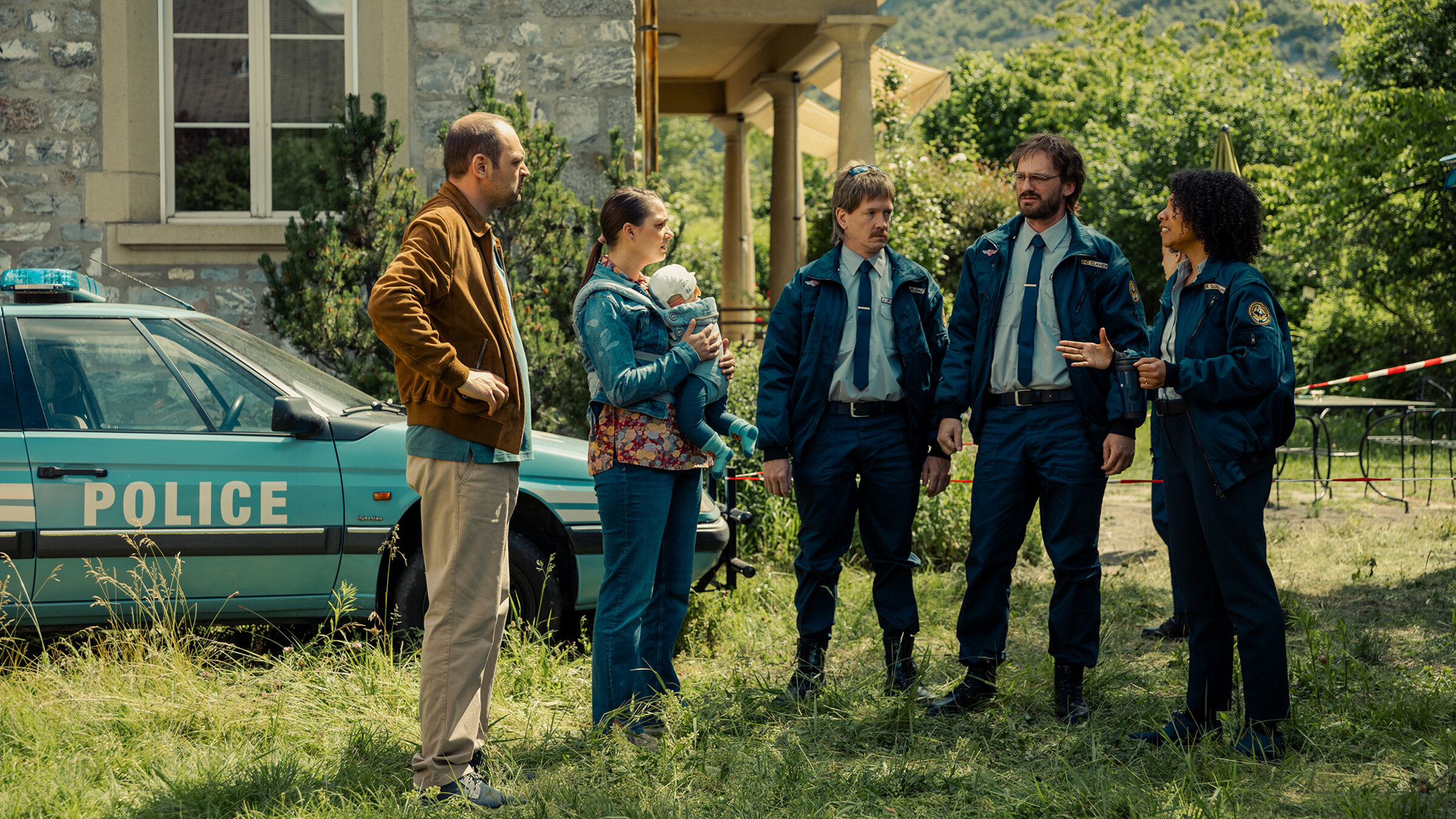 "Tschugger III (1/5) - Tabula Rasa": Am Schauplatz eines ominösen Mordes: Dragan Vujic als Pirmin, Lena Furrer als Regina, Vincent Veillon als Flic Jean-Claude, Vincent Kucholl als Flic Jean-Pierre, Safi Martin Yé als Polizeichefin.