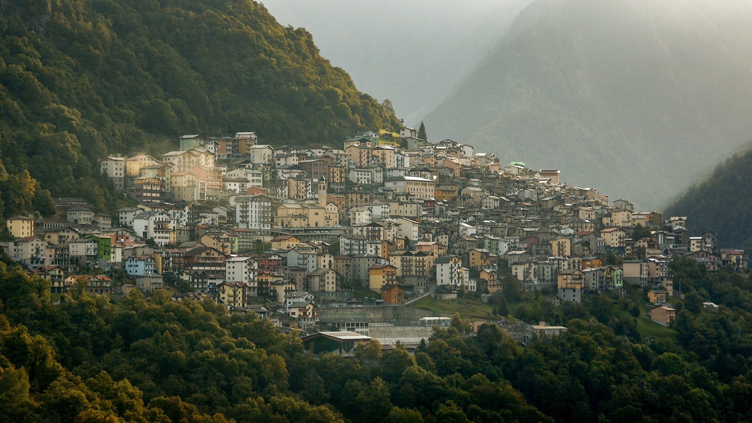 "Alpenland": ALPENLAND erzählt von Menschen, deren Lebensperspektiven zwischen Ökonomie und Ökologie gegensätzlicher nicht sein könnten – und die trotz schwieriger Bedingungen eine tiefe Beziehung zu ihrer Heimat haben.