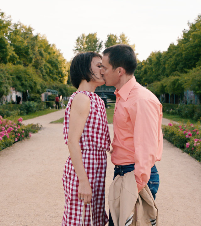 "Treffen sich zwei": Senta (Nicolette Krebitz) und Thomas (Clemens Schick) küssen sich zwischen Blumenbeeten im Park.