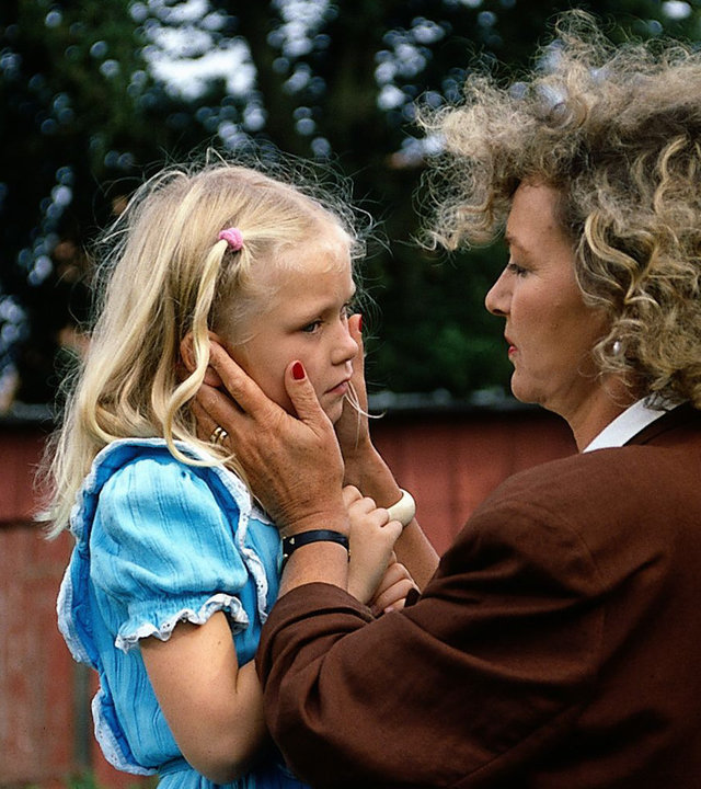 "Der Landarzt - Der Wespenstich": Annemarie Mattiesen (Gila von Weitershausen) schaut sich Kati Pomacks (Katharina Mahler) Gesicht in einem Garten genauer an und macht dabei einen besorgten Eindruck.