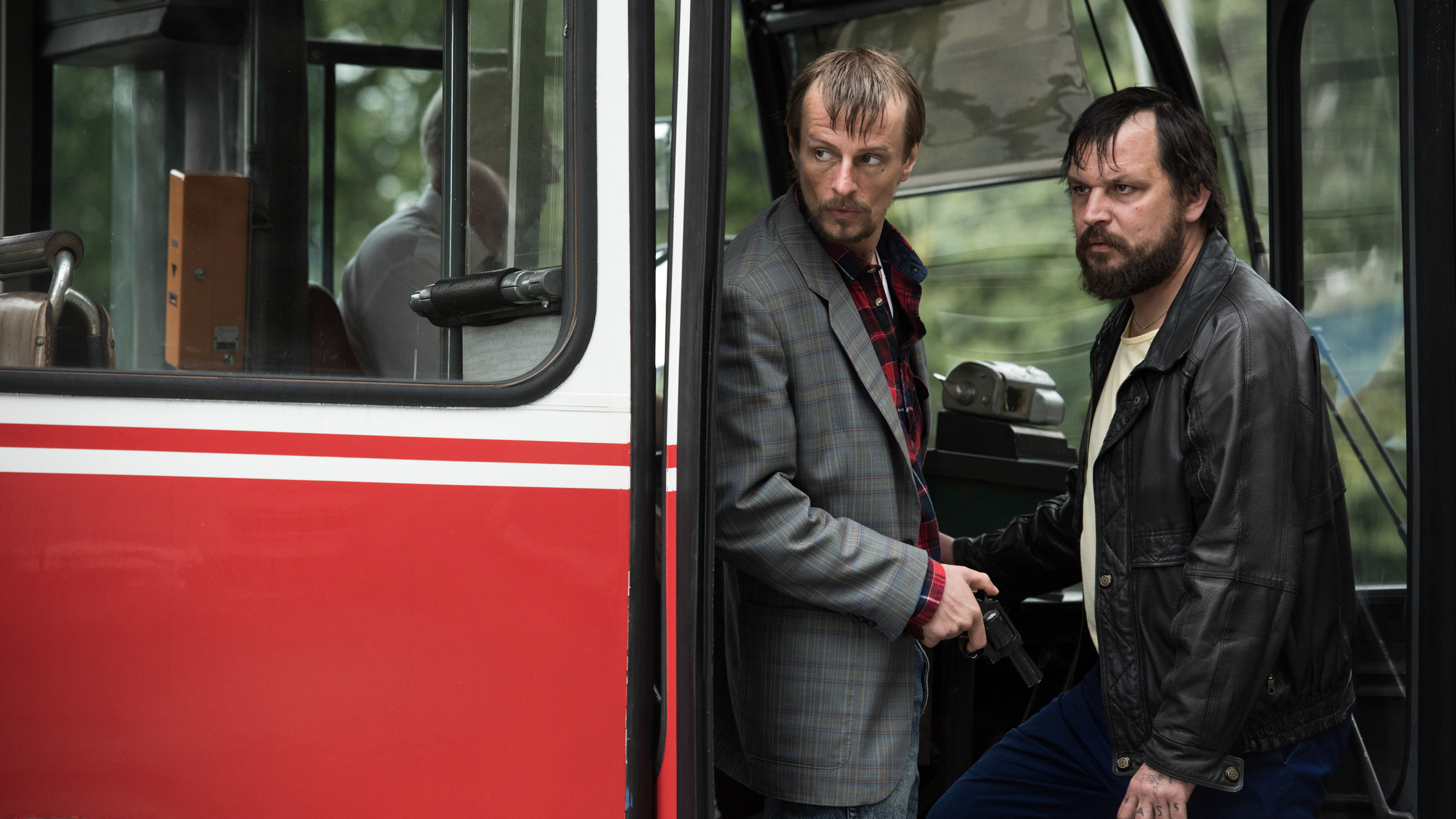 "Gladbeck (1/2 und 2/2)": Das Verbrecher-Duo Rösner (Sascha Alexander Geršak) und Degowski (Alexander Scheer, li.) bringt in Bremen einen Bus und die Fahrgäste in seine Gewalt.