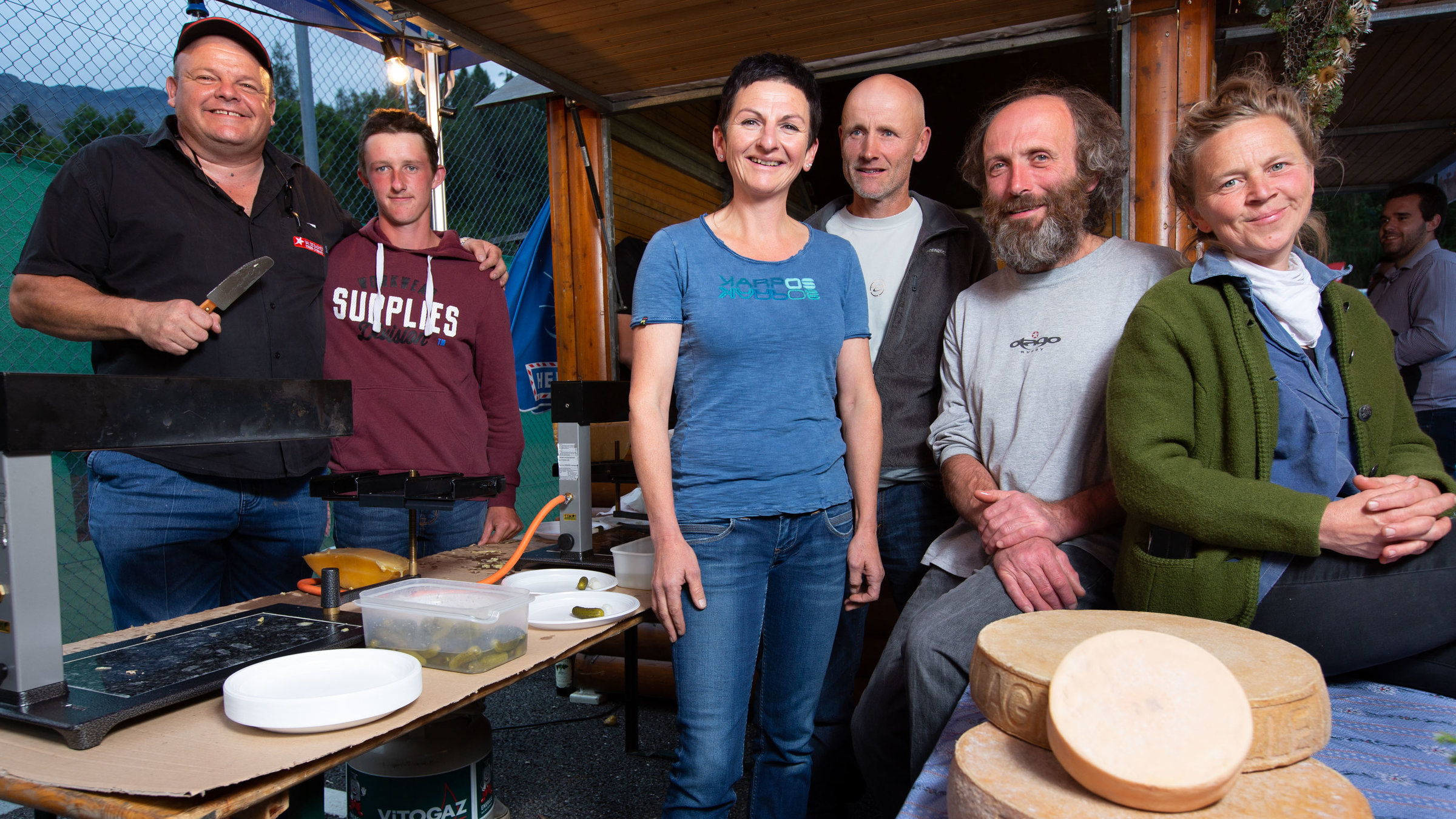"SCHWEIZWEIT: Meine Bergweide, mein Käse, mein Glück": Pierre-Alain Michellod mit seiner Frau, seinen Kindern und Mitarbeitern.