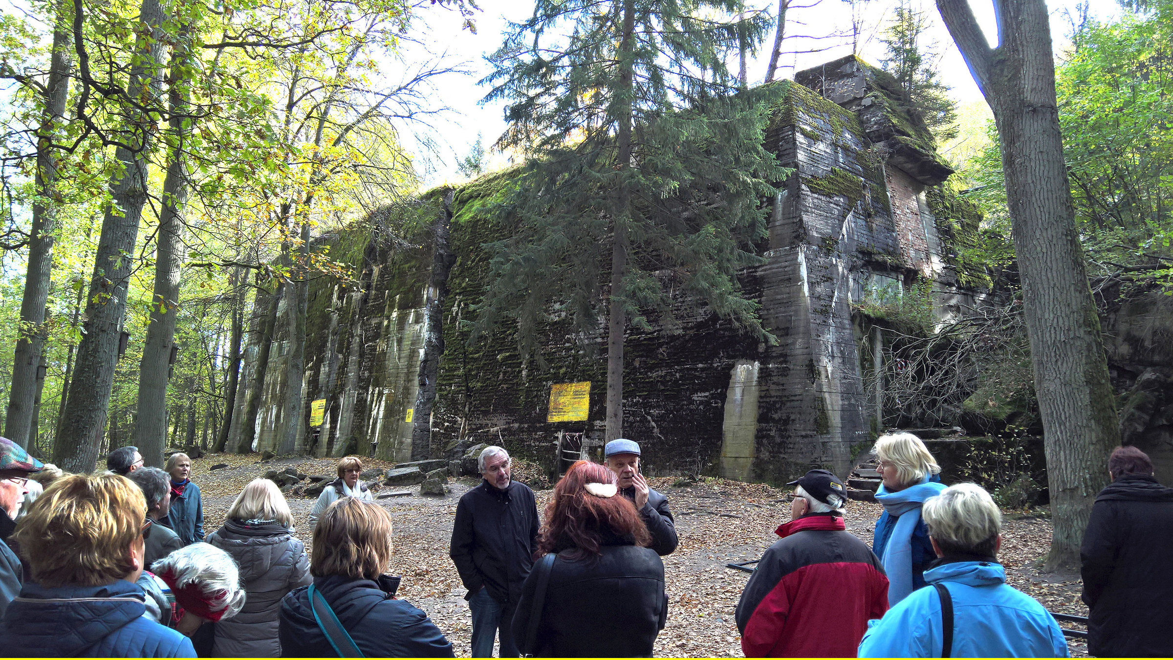 "Hitlers Wolfsschanze": Reisegruppe an der Ruine von Hitlers Bunker in der Wolfsschanze.