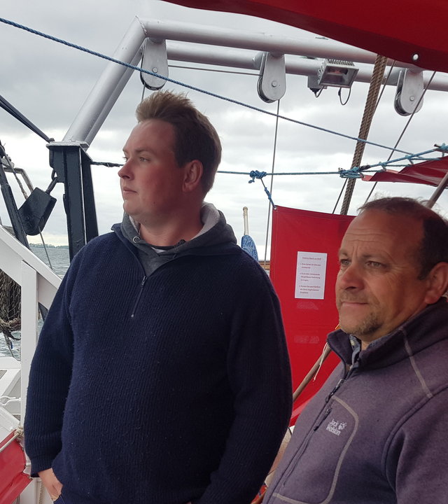"Terra Xpress - Neustart in die Zukunft": Die beiden Fischer Frederik Otten und Gunnar Gerth-Hansen stehen auf einem Boot und schauen aufs Meer hinaus.