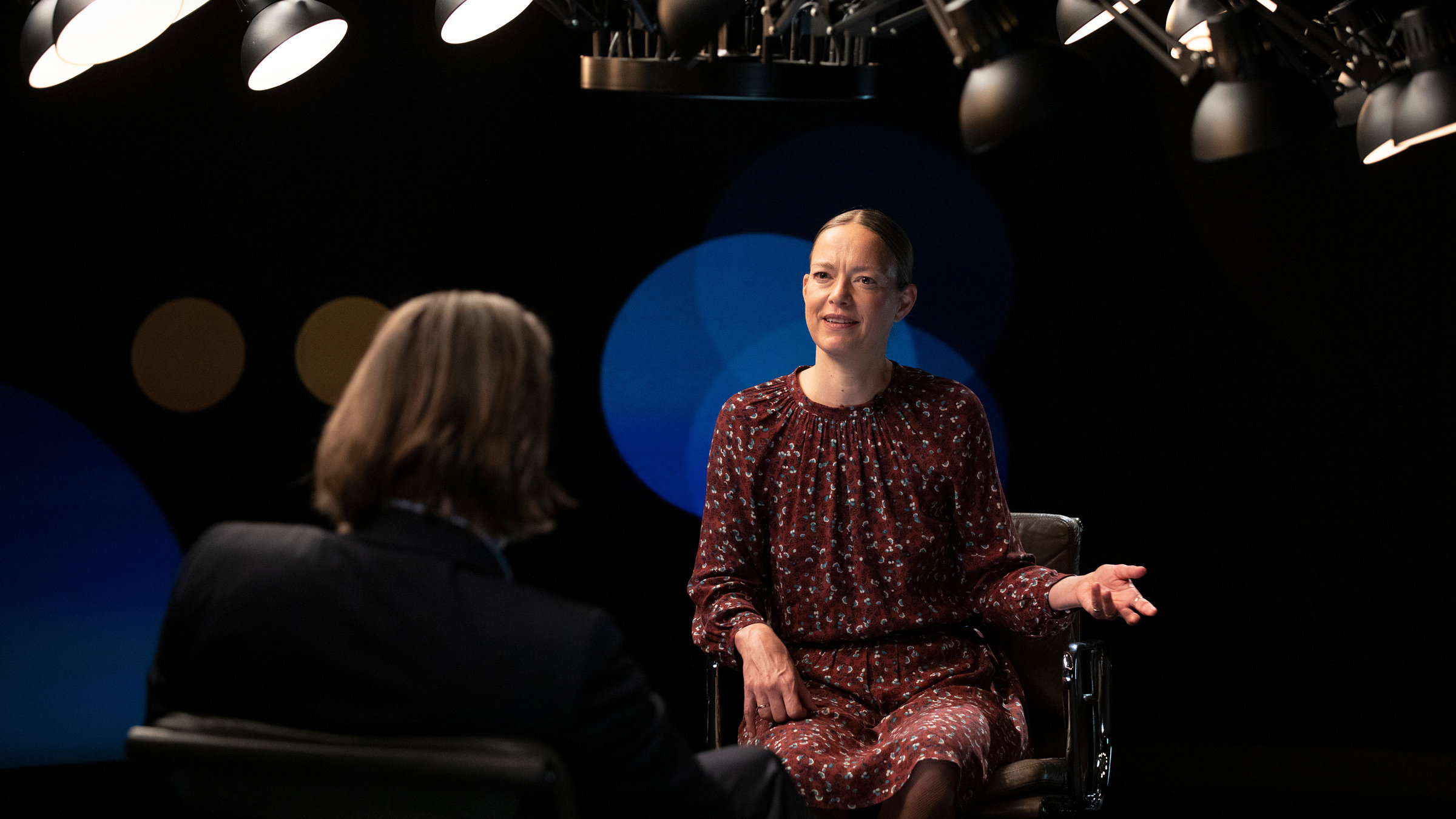 "Precht: Kein Platz mehr für den Menschen? Macht KI uns überflüssig?": Mercedes Bunz spricht mit Richard David Precht ihr gegenüber und gestikuliert.