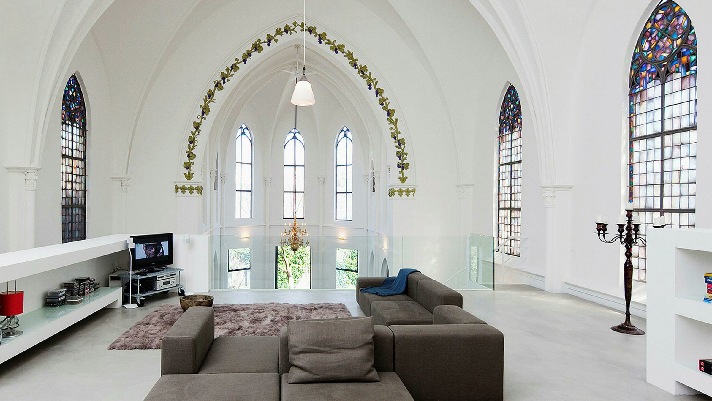 "Entweihte Kirchen: Vom Gotteshaus zum Konsumtempel?": Kirche als Wohnraum