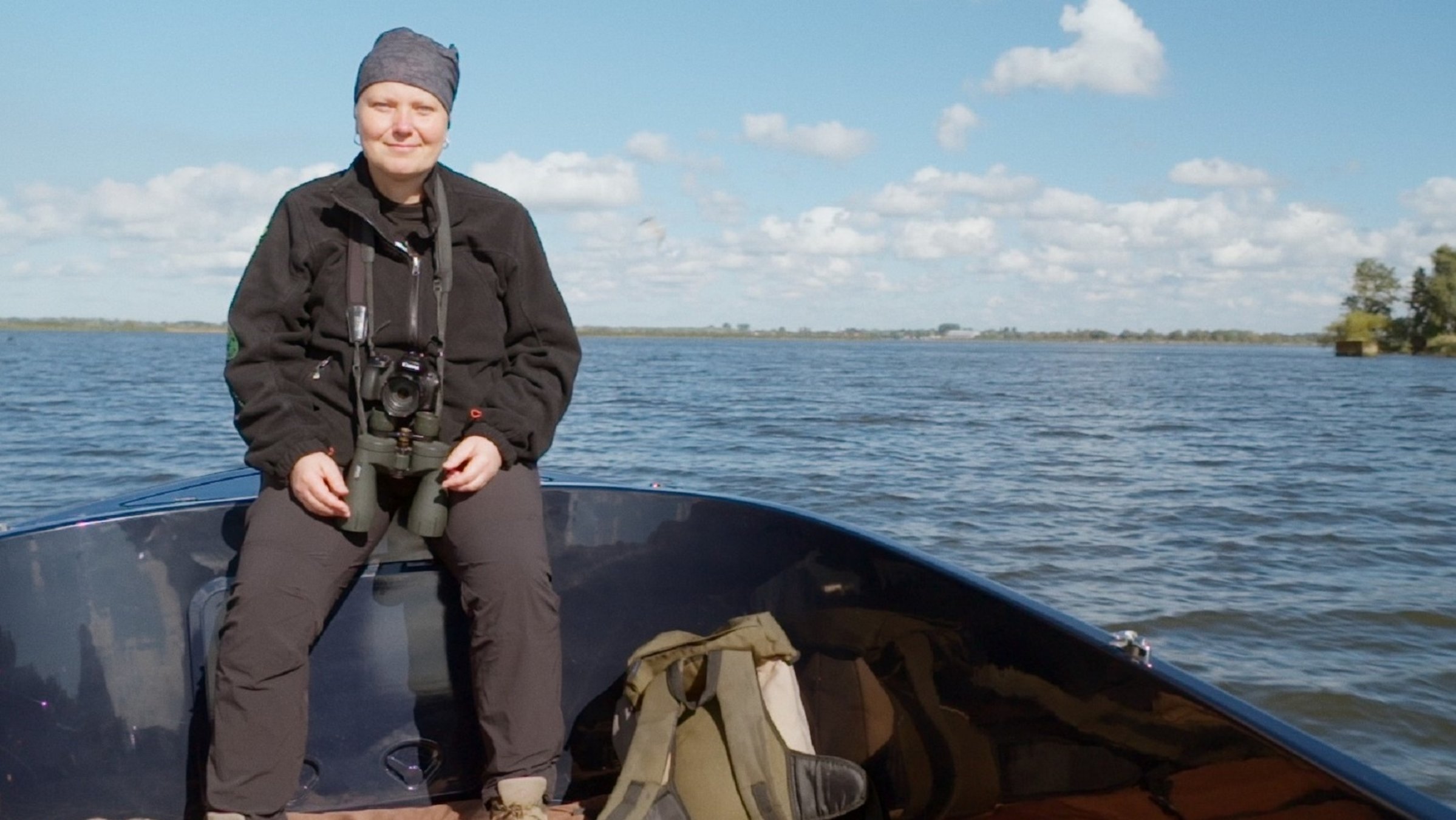 "plan b: Zurück zur Wildnis - Mensch und Natur im Einklang": Iwona Krepic sitzt in einem Boot auf dem Stettiner Haff.