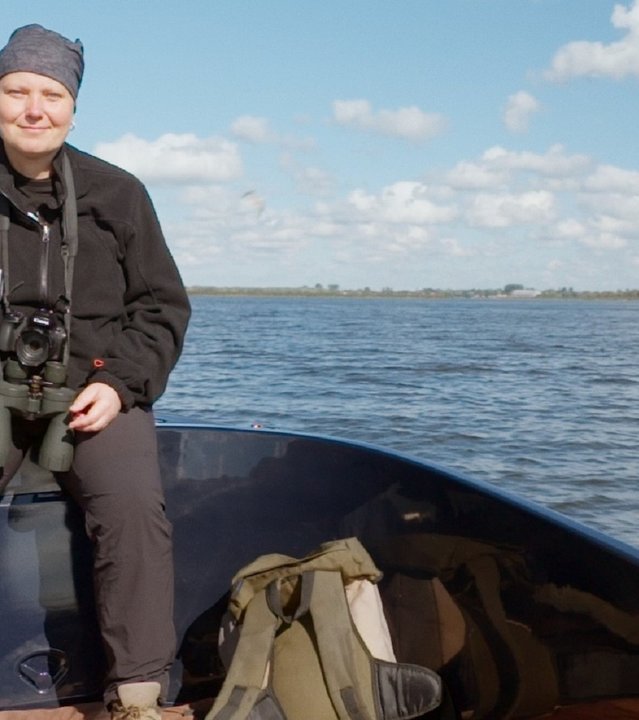 "plan b: Zurück zur Wildnis - Mensch und Natur im Einklang": Iwona Krepic sitzt in einem Boot auf dem Stettiner Haff.