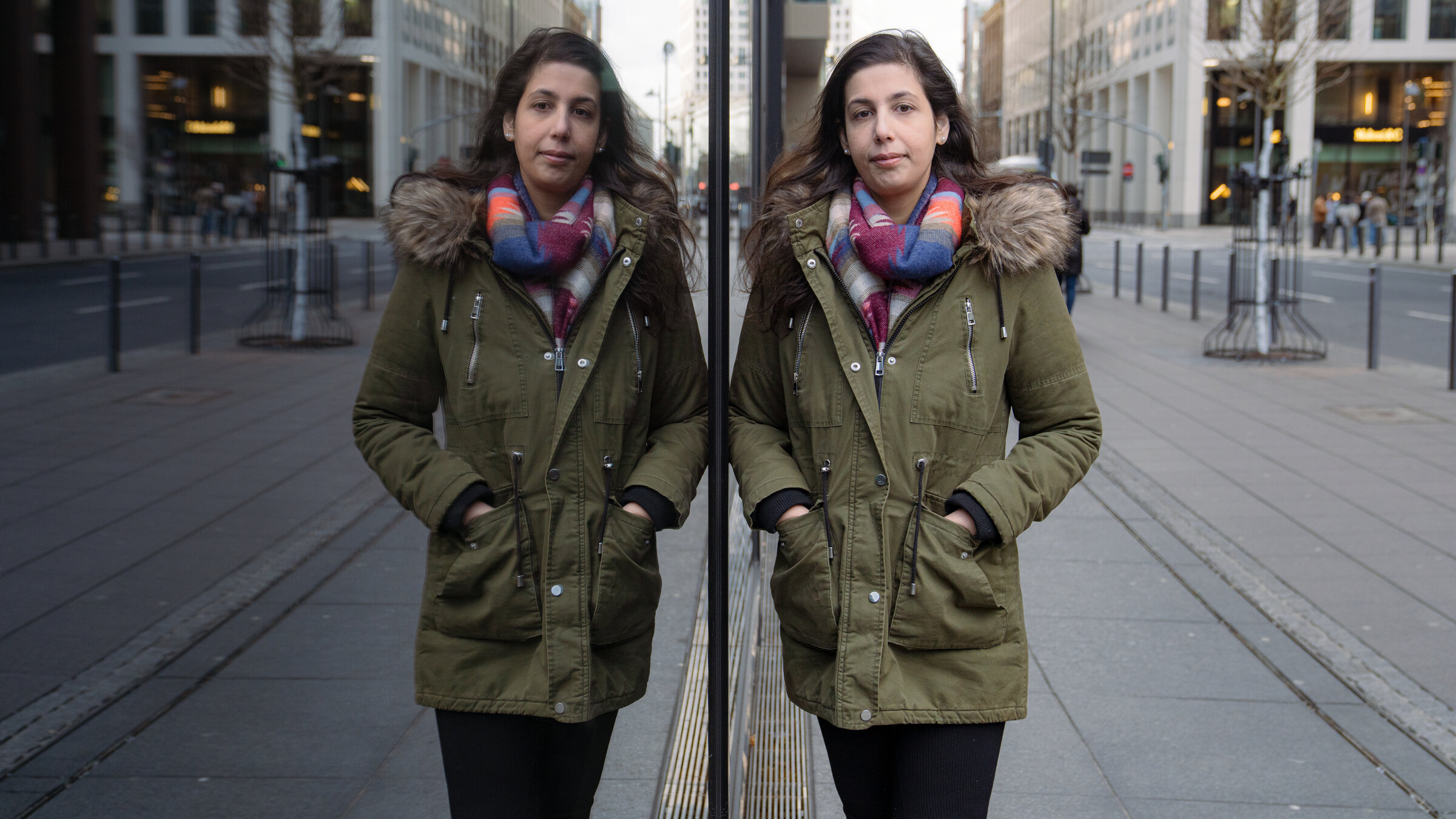 "37°Leben - Abnehmen durch Magen-OP: Langer Weg durch dick und dünn": Brenda geht auf einer Straße an einer verspiegelten Fassade entlang und schaut in die Kamera.