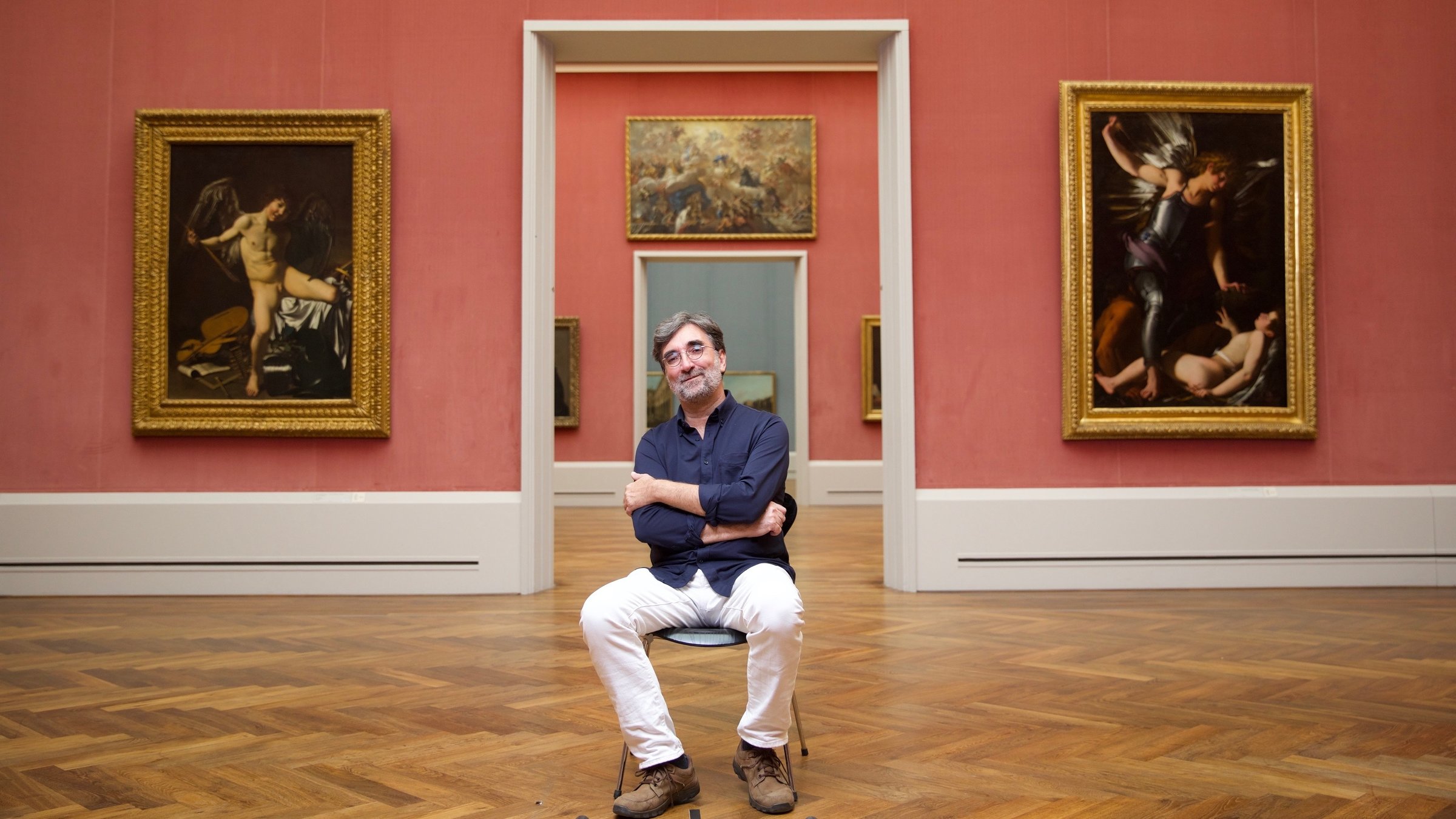 "Künstlerduelle: Caravaggio vs. Baglione": In der Mitte Kunsthistoriker Dr. Roberto Contini, links der Amor Caravaggios, rechts der Armor Bagliones.