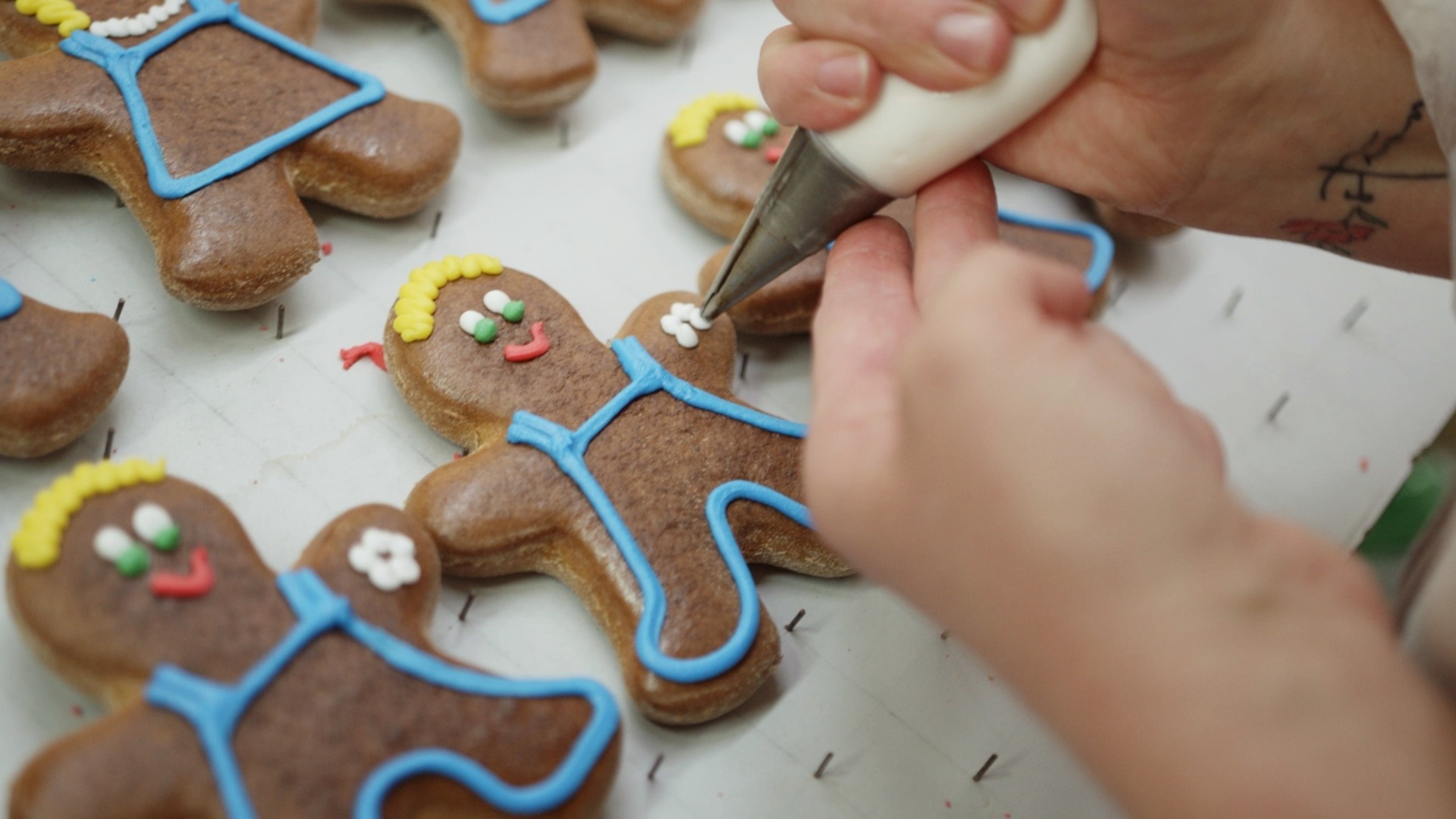 "Die Pulsnitzer Pfefferküchler und ihr Geheimrezept": Pfefferkuchenmännchen wird verziert