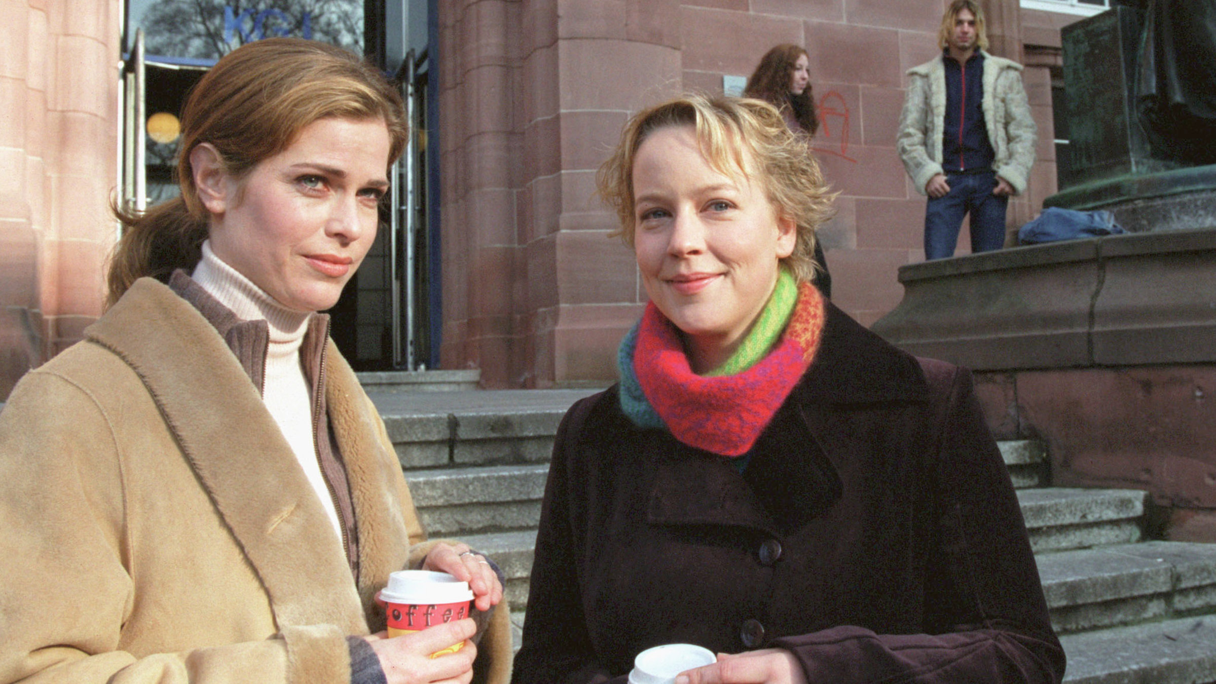 "Ich leih dir meinen Mann": Sprachwissenschaftlerin Christine Keller (Ursula Buschhorn, li.) will ein Kind - aber ohne Mann. Isa (Floriane Daniel), ihre beste Freundin aus Jugendtagen, weiß die scheinbar perfekte Lösung.