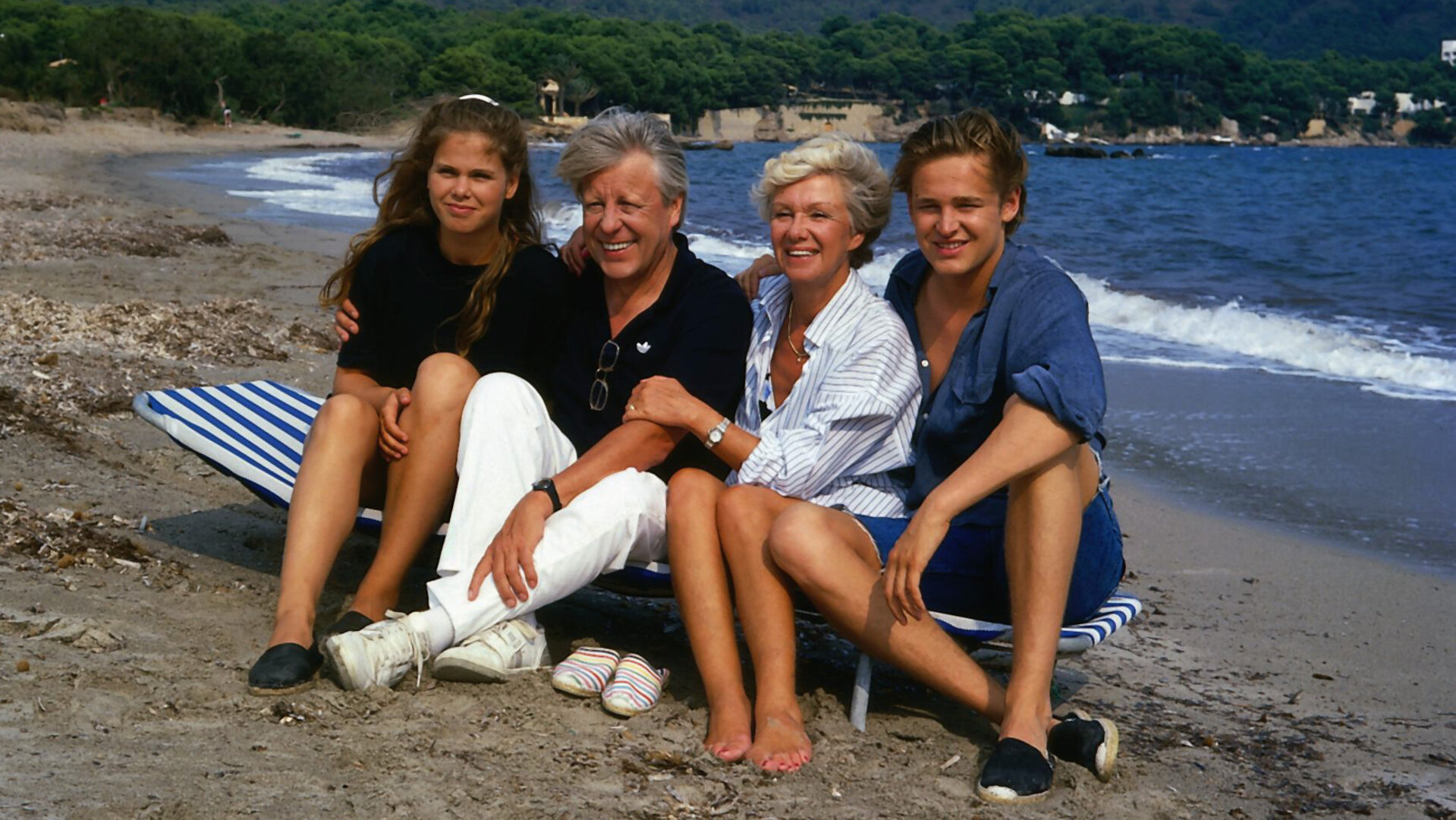 "Die Wicherts von nebenan: Mallorca, auf und davon": Familie Wichert Elke (Juliane Rautenberg), Eberhard (Stephan Orlac), Hannelore (Maria Sebaldt) und Andy (Hendrik Martz) machen Urlaub auf Mallorca. Sie sitzen gemeinsam auf einer Liege am Strand.