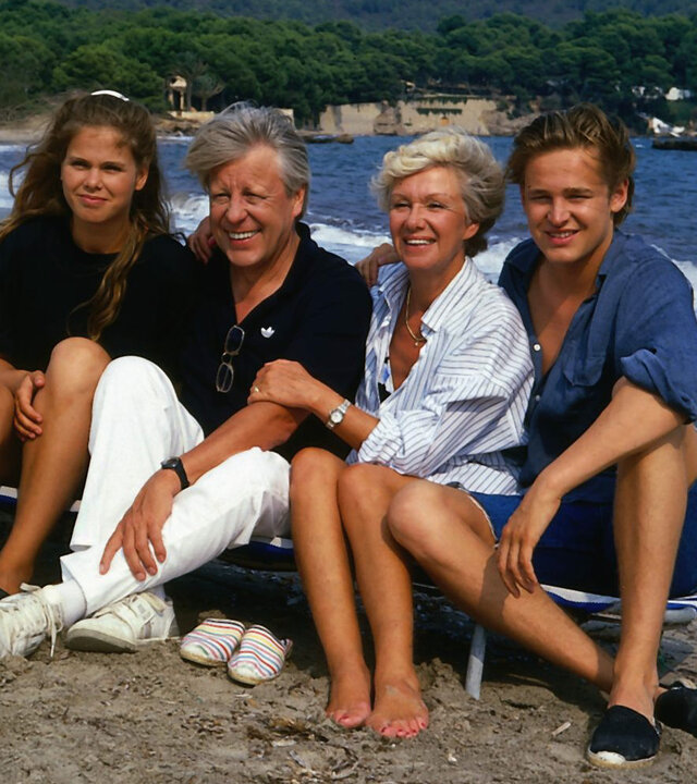 "Die Wicherts von nebenan: Mallorca, auf und davon": Familie Wichert Elke (Juliane Rautenberg), Eberhard (Stephan Orlac), Hannelore (Maria Sebaldt) und Andy (Hendrik Martz) machen Urlaub auf Mallorca. Sie sitzen gemeinsam auf einer Liege am Strand.