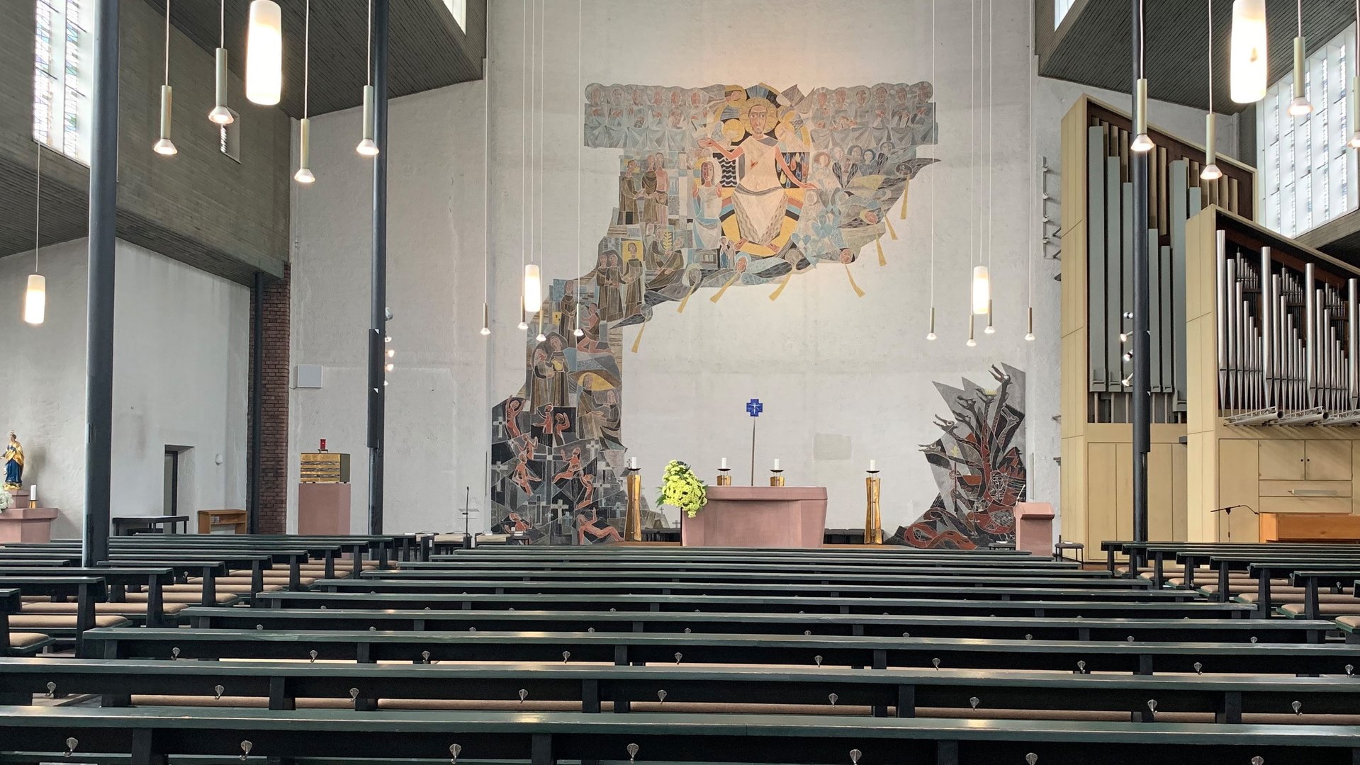 "Katholischer Gottesdienst - Berufen zur Nachfolge": Blick ins Innere und auf den Altar der Kirche Herz Jesu in Dillenburg.