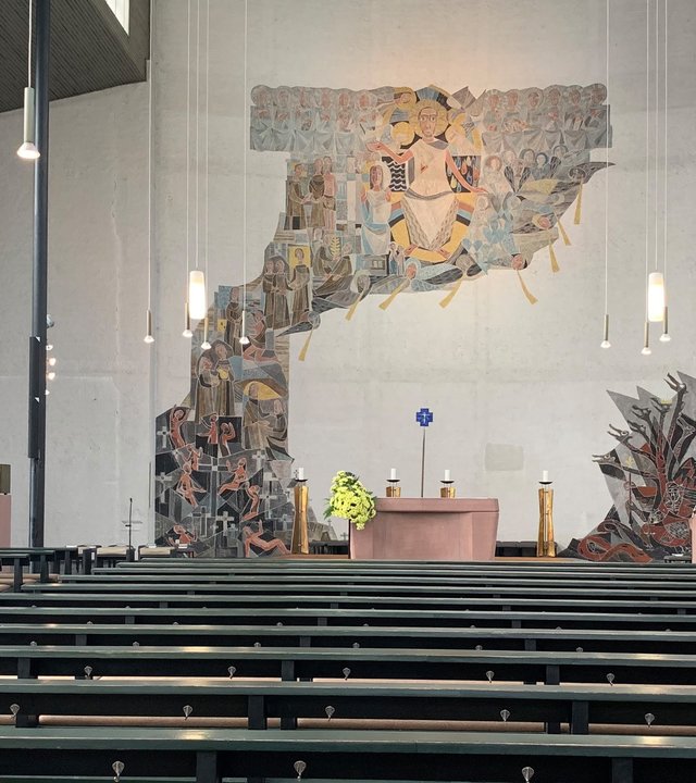 "Katholischer Gottesdienst - Berufen zur Nachfolge": Blick ins Innere und auf den Altar der Kirche Herz Jesu in Dillenburg.