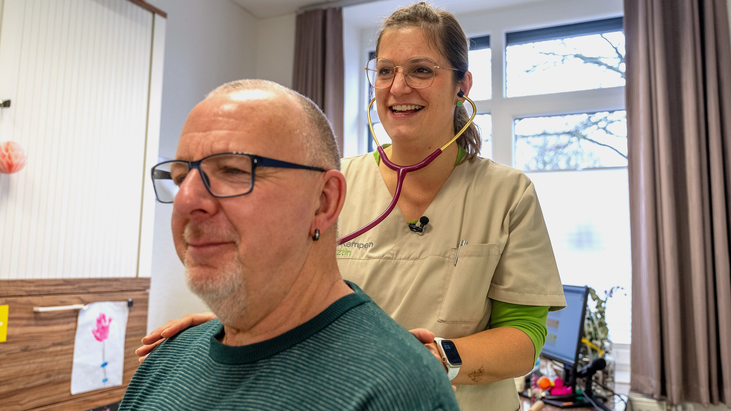 "Die Nordreportage: Landärztin aus Leidenschaft": Wiebke Kempen behandelt einen Patienten in ihrer Landarztpraxis in Augustfehn.