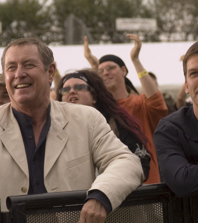 "Inspector Barnaby - Mord mit Groove": Barnaby (John Nettles) und sein Assistent Jones (Jason Hughes) stehen in einer jubelnden Menge und lächeln.