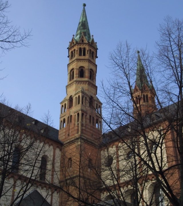 "Katholischer Weihnachtsgottesdienst - Das Wort ist Fleisch geworden": Blick von außen auf den Dom Sankt Kilian in Würzburg.
