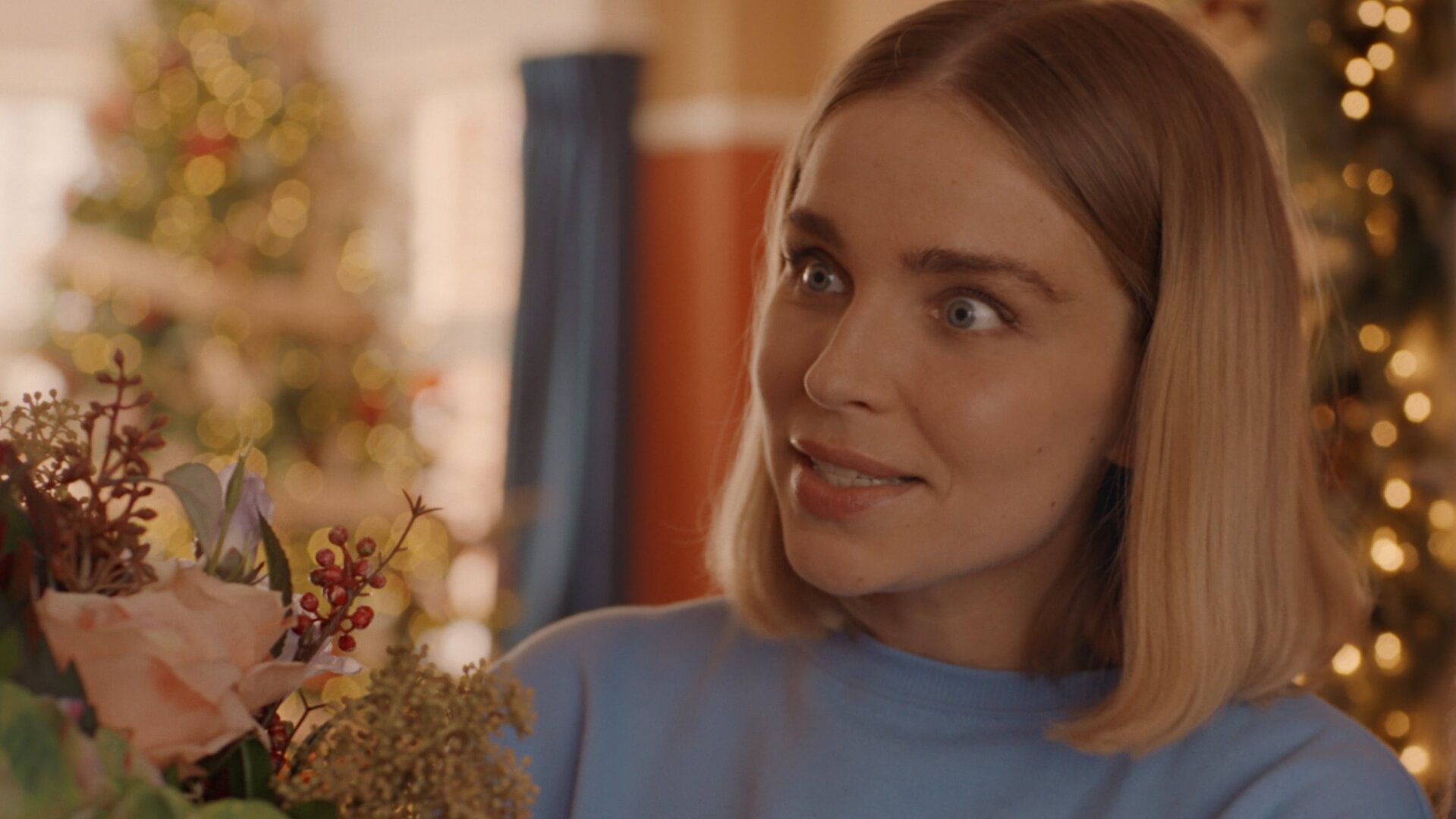 "Single Bells - 12 Dates till Christmas: Secret Santa": Mina (Julie Van den Steen) in Nahaufnahme. Sie schaut überrascht zur Seite.