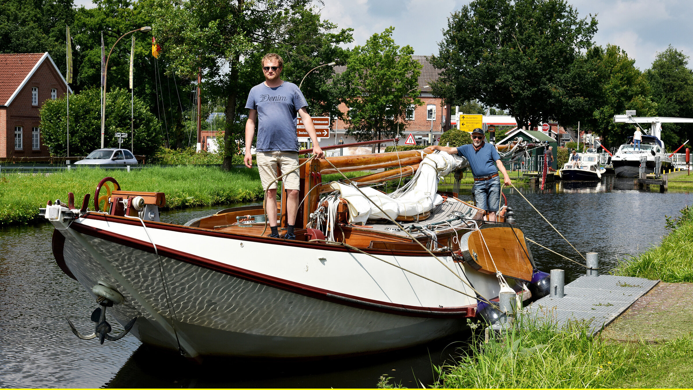 "Land zwischen den Strömen (1/3) - Von der Elbe bis zur Ems": Gerrit und Willem Ruempler mit dem Plattbodenschiff auf ihrem Weg durch die Wasserwege Norddeutschlands.