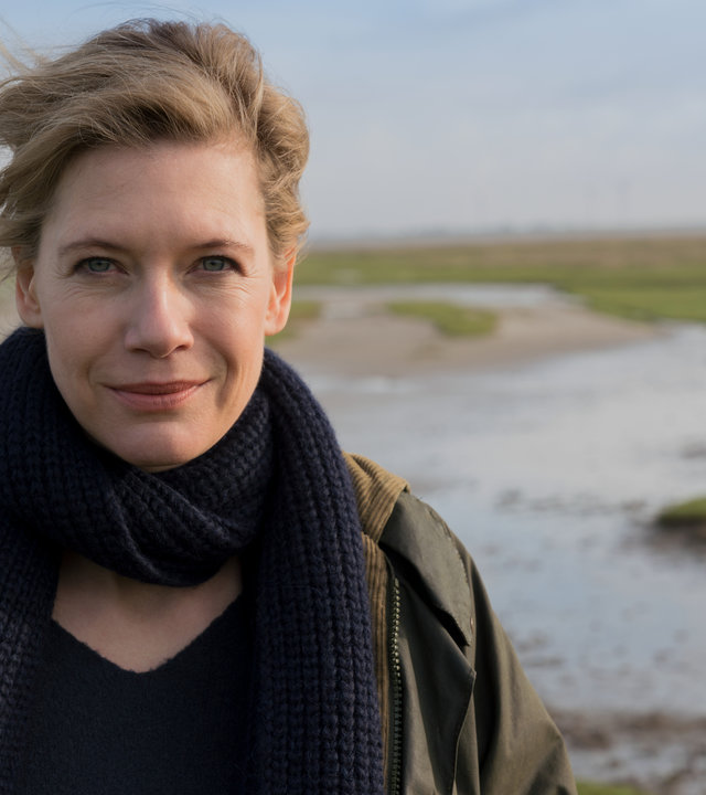 „Der Anfang von etwas“: Nordseelandschaft. Anne (Ina Weisse) in Nahaufnahme.