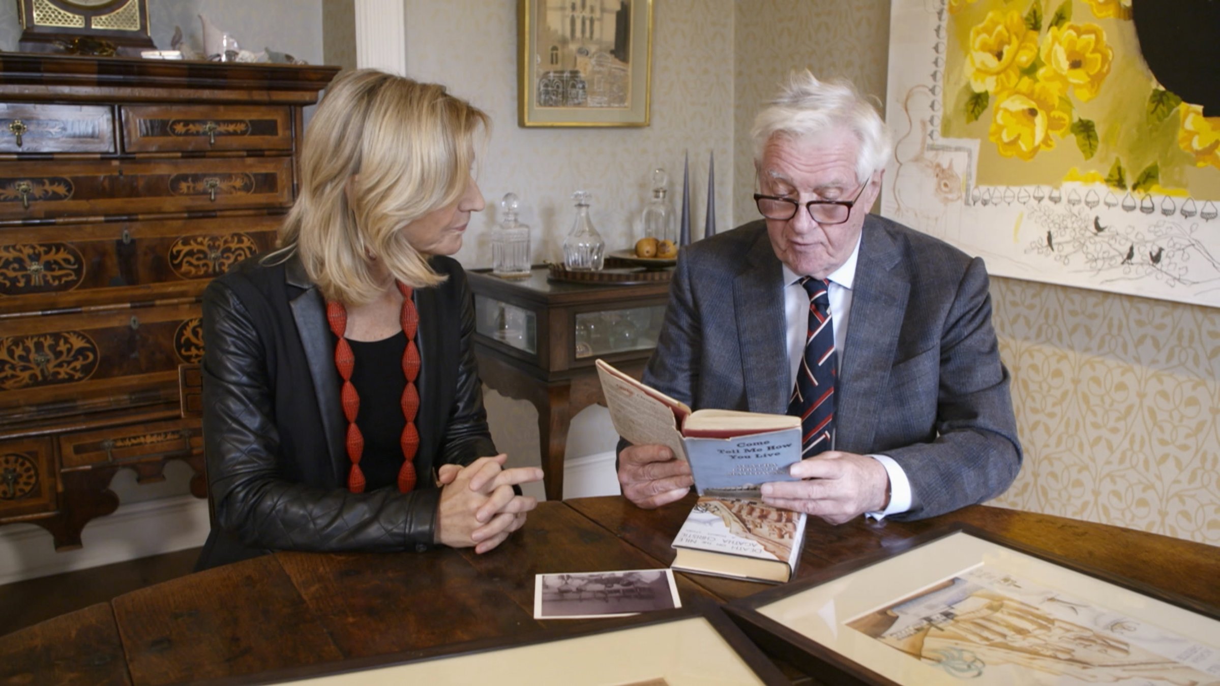 "Agatha Christie und der Orient": Charlotte Trümpler und ein Enkel von Agatha Christie in England.