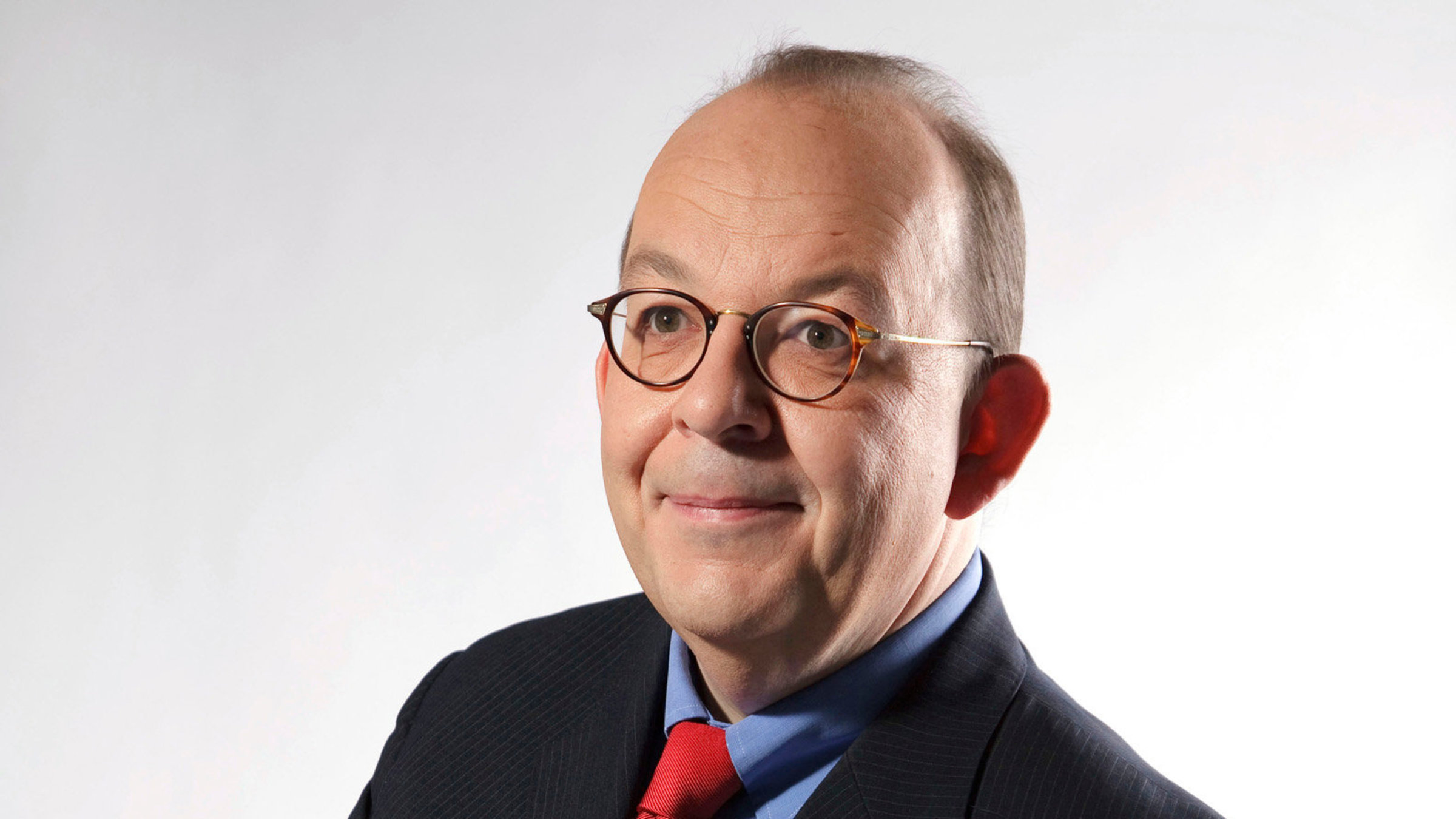 "Druckfrisch": Denis Scheck hält einen Stapel Bücher in seinen Händen