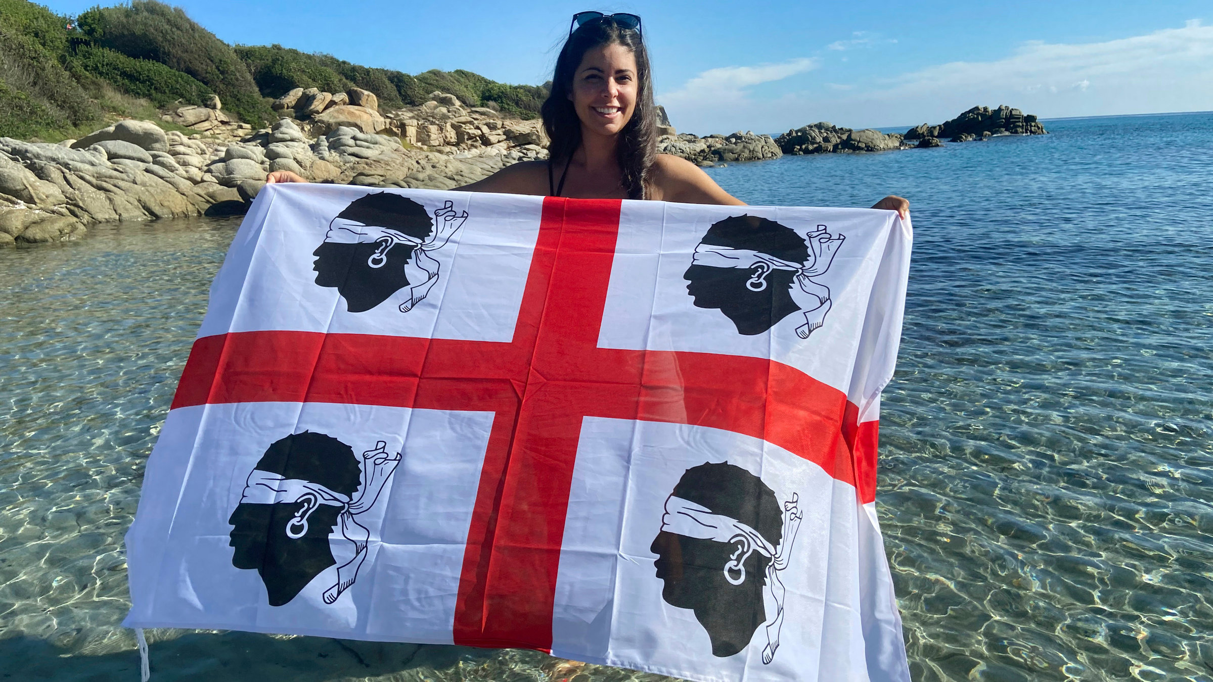 "Köstliches Sardinien": Serena Loddo mit der sardischen Landesflagge.