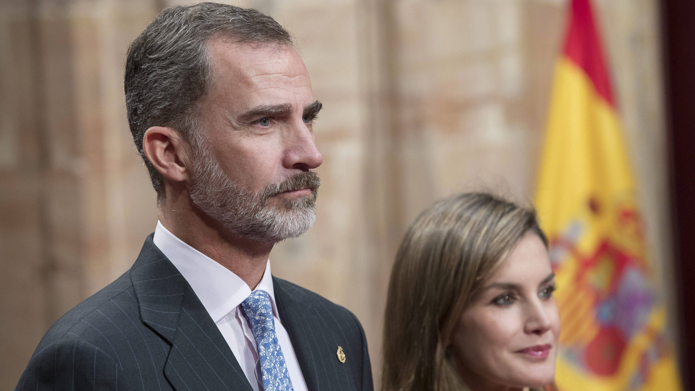 "ZDF-History: Spaniens Krone": Das spanische Königspaar Felipe und Letizia im Profil. Spanische Flagge im Hintergrund.